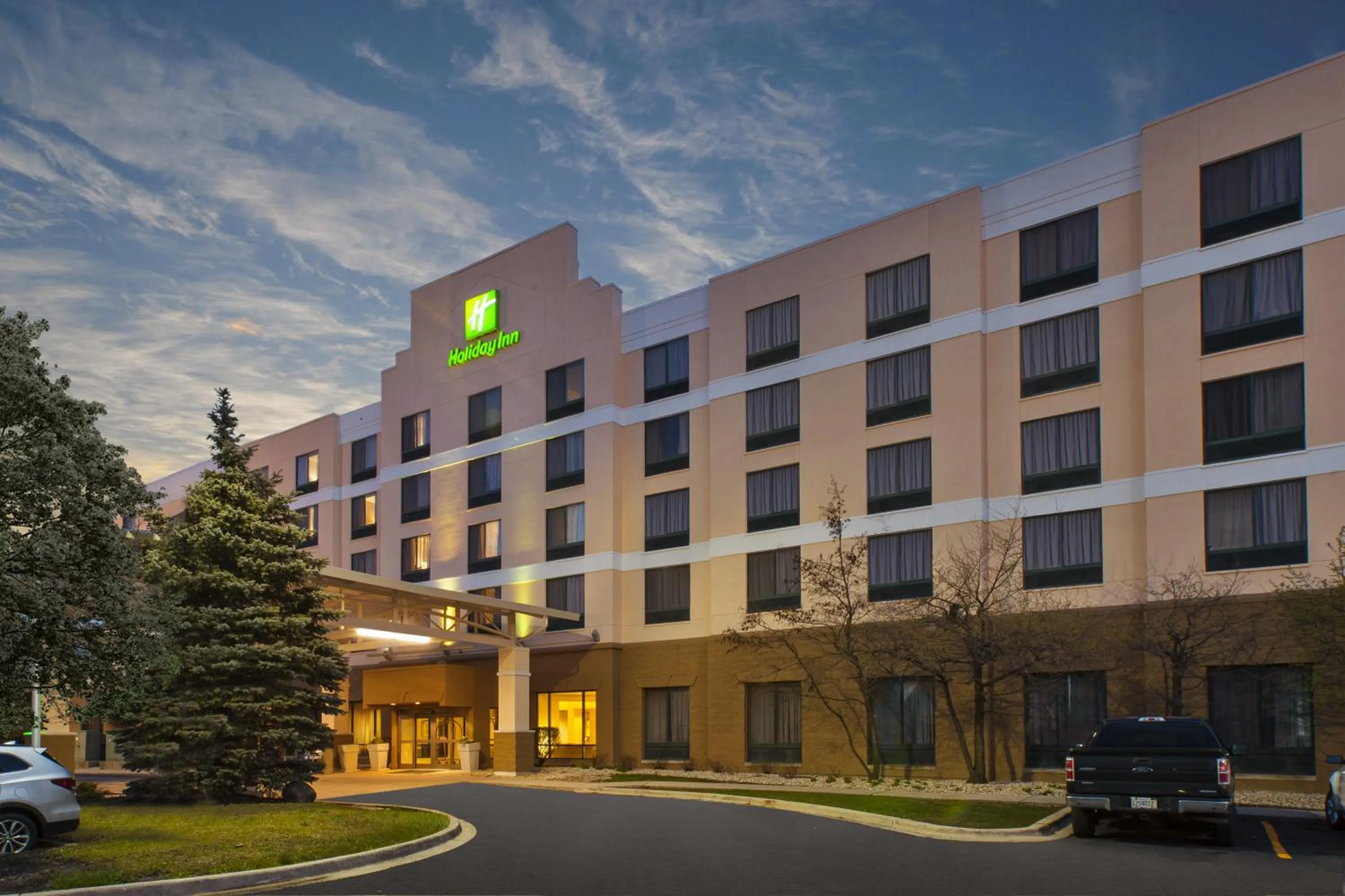 Property building in Holiday Inn & Suites Bolingbrook by IHG