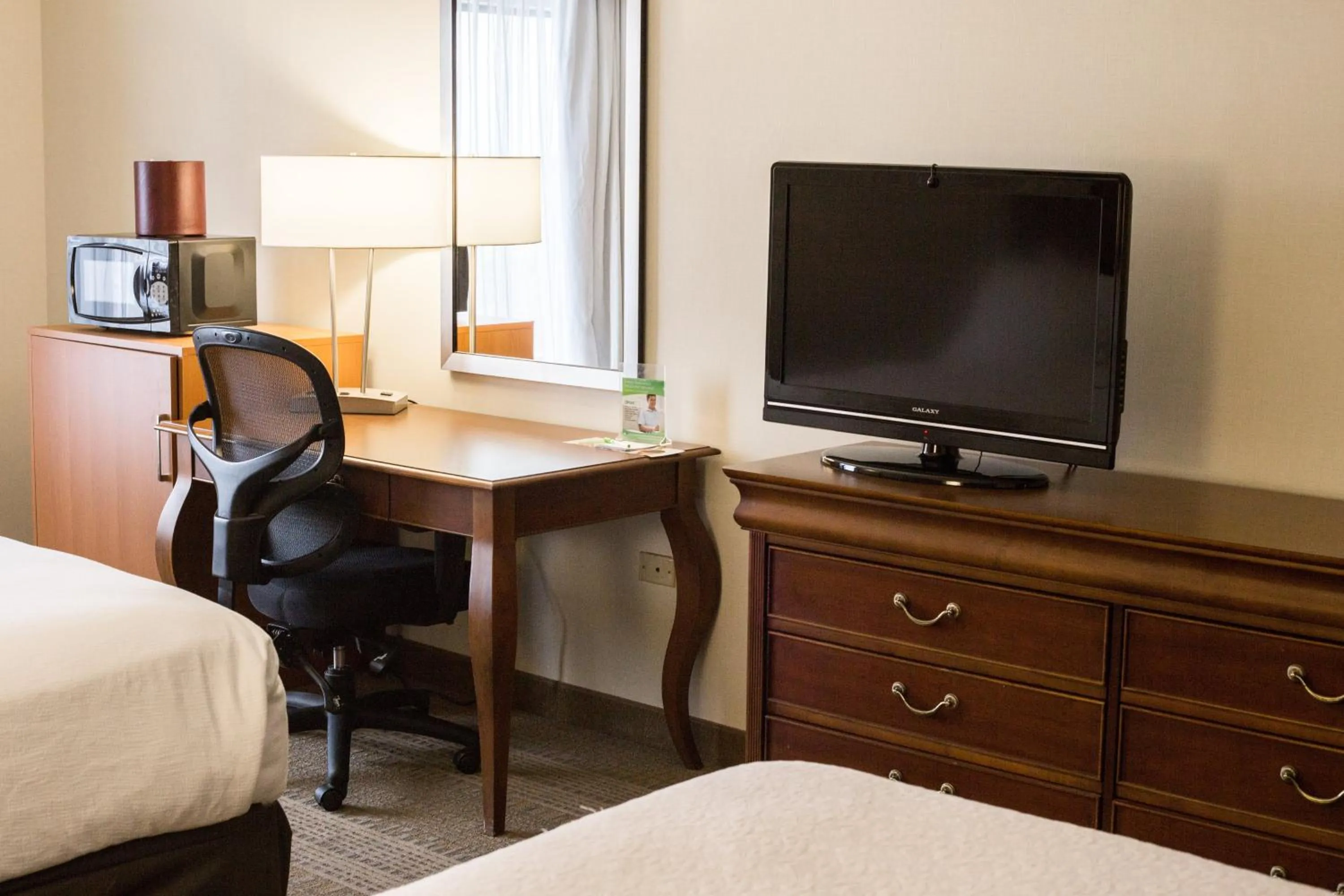 Photo of the whole room, Bed in Holiday Inn & Suites Bolingbrook by IHG