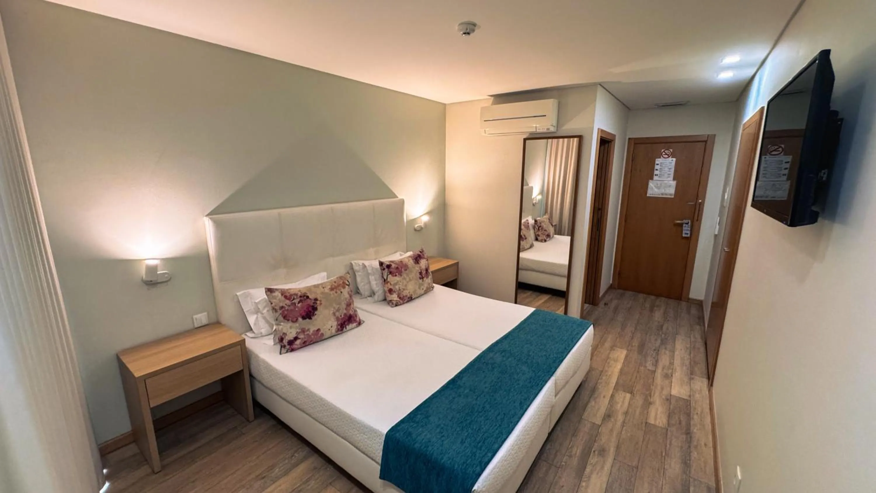 Bedroom, Bed in Sea Garden Peniche