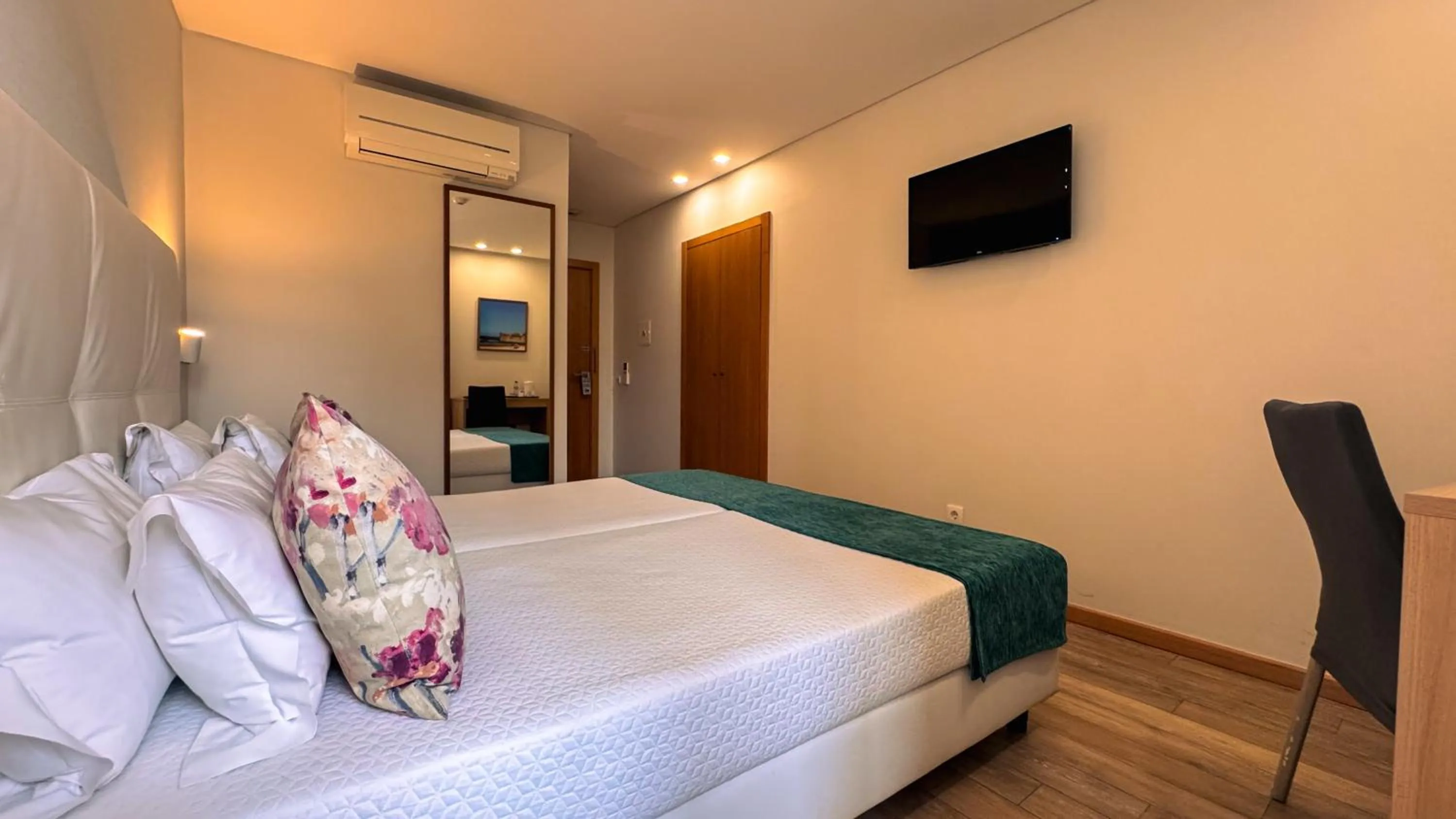 Bedroom, Bed in Sea Garden Peniche