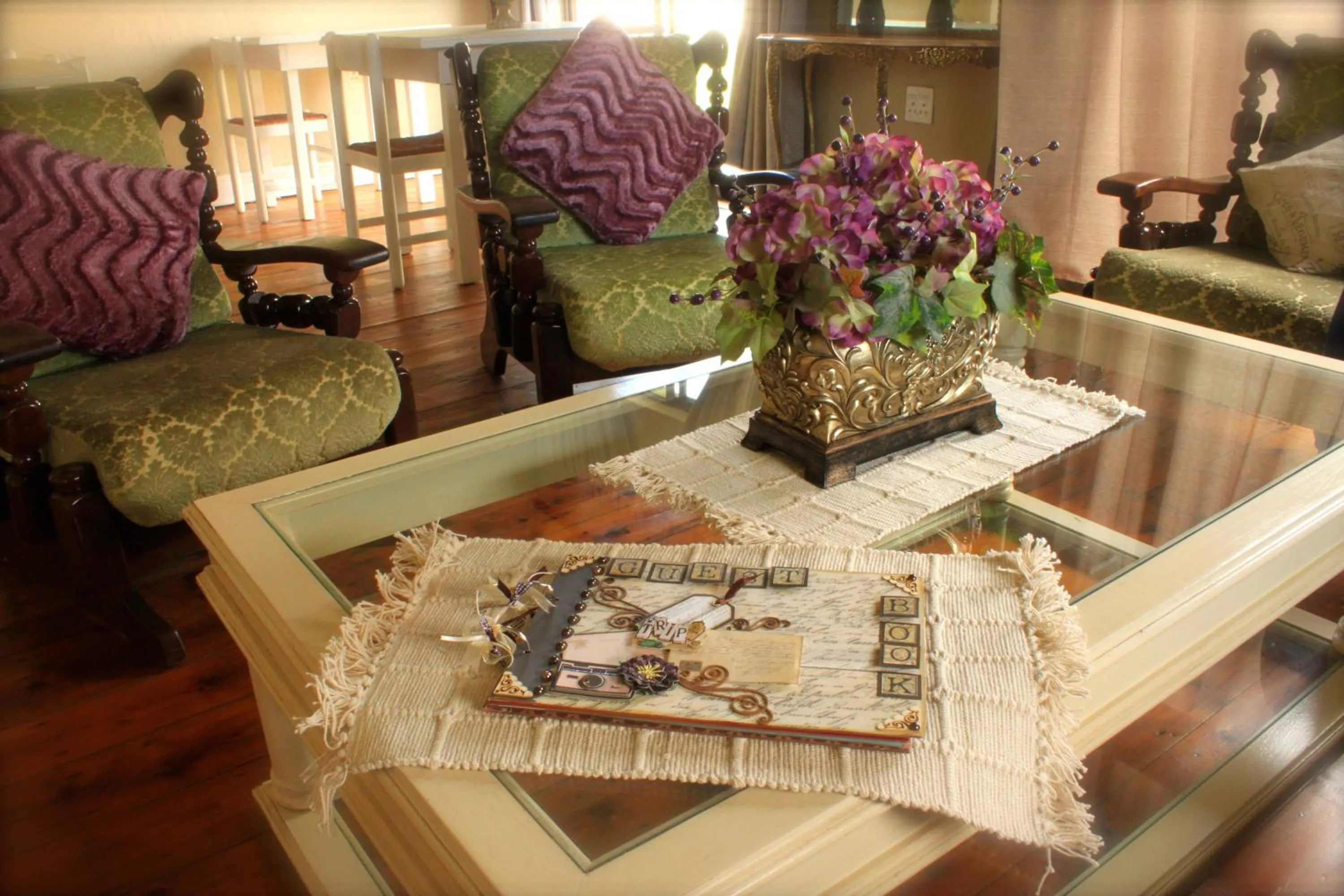 Communal lounge/ TV room in khaya4u Guesthouse