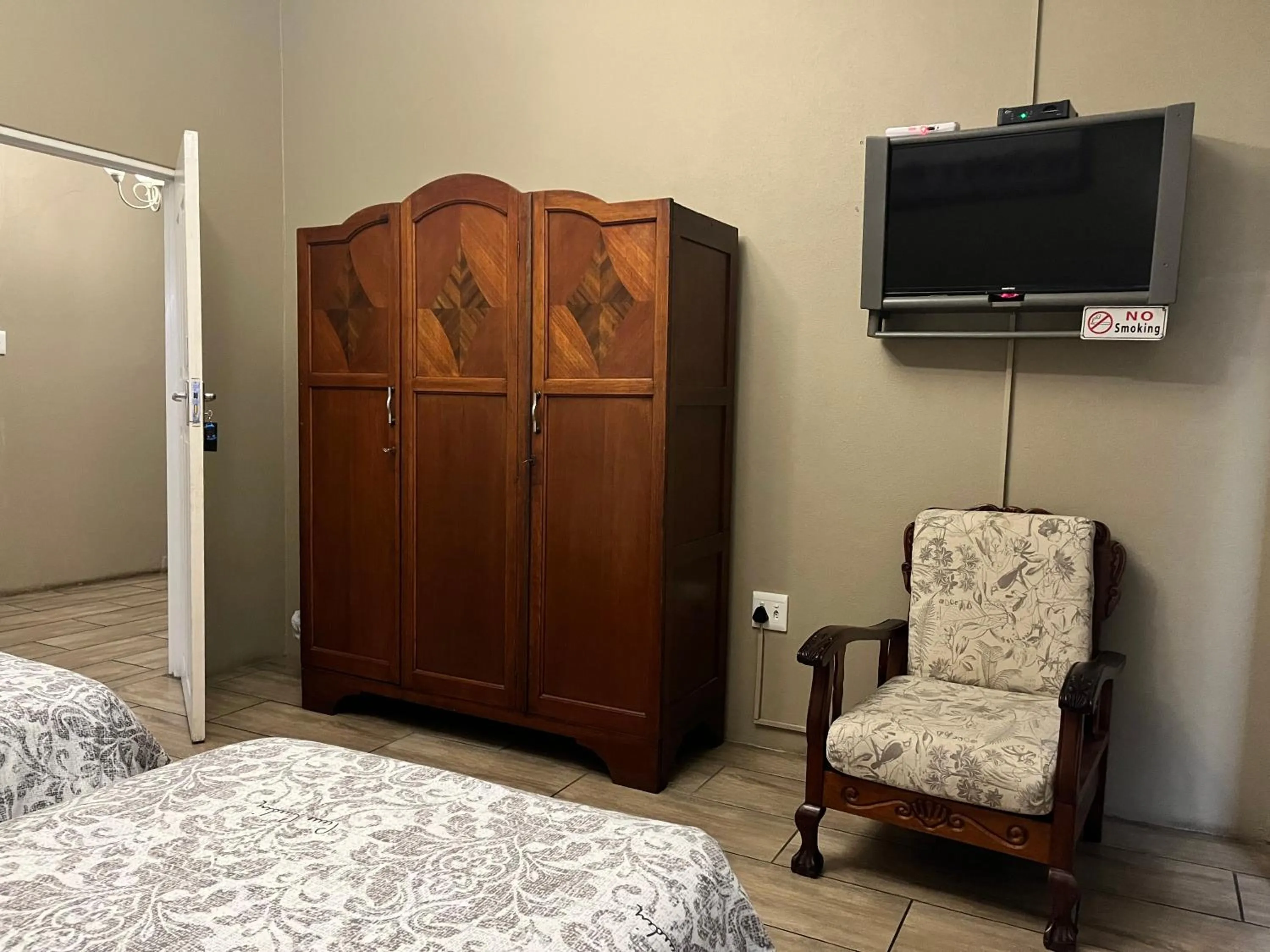 TV and multimedia, Bed in khaya4u Guesthouse