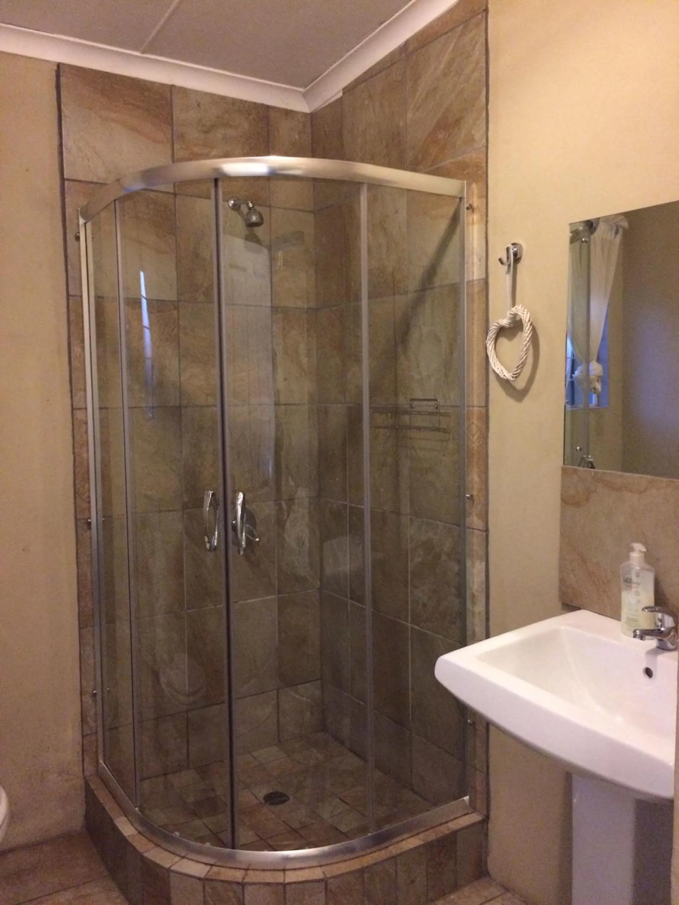 Shower in khaya4u Guesthouse