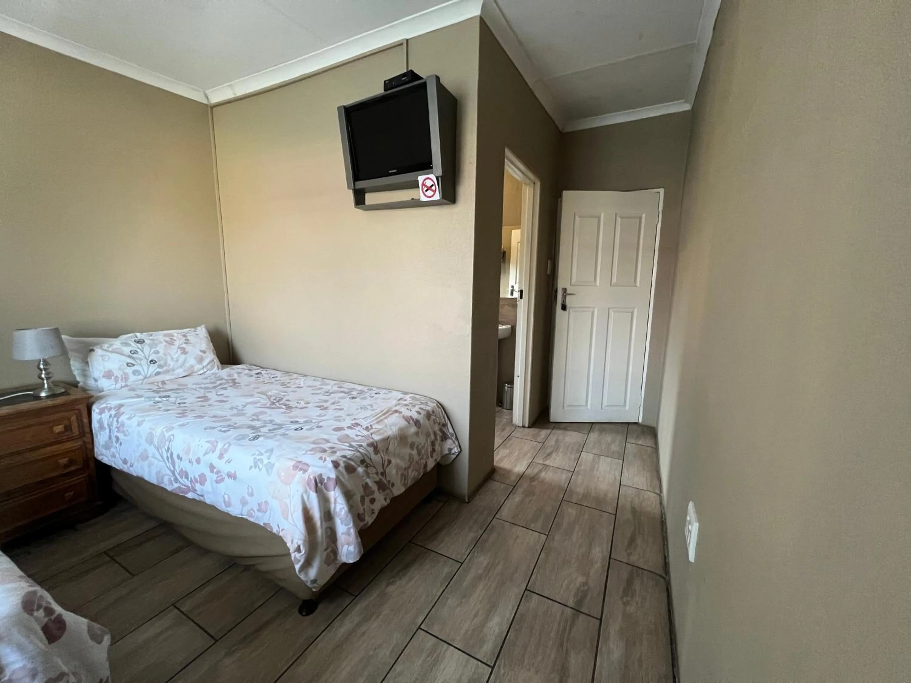 Property building, Bed in khaya4u Guesthouse