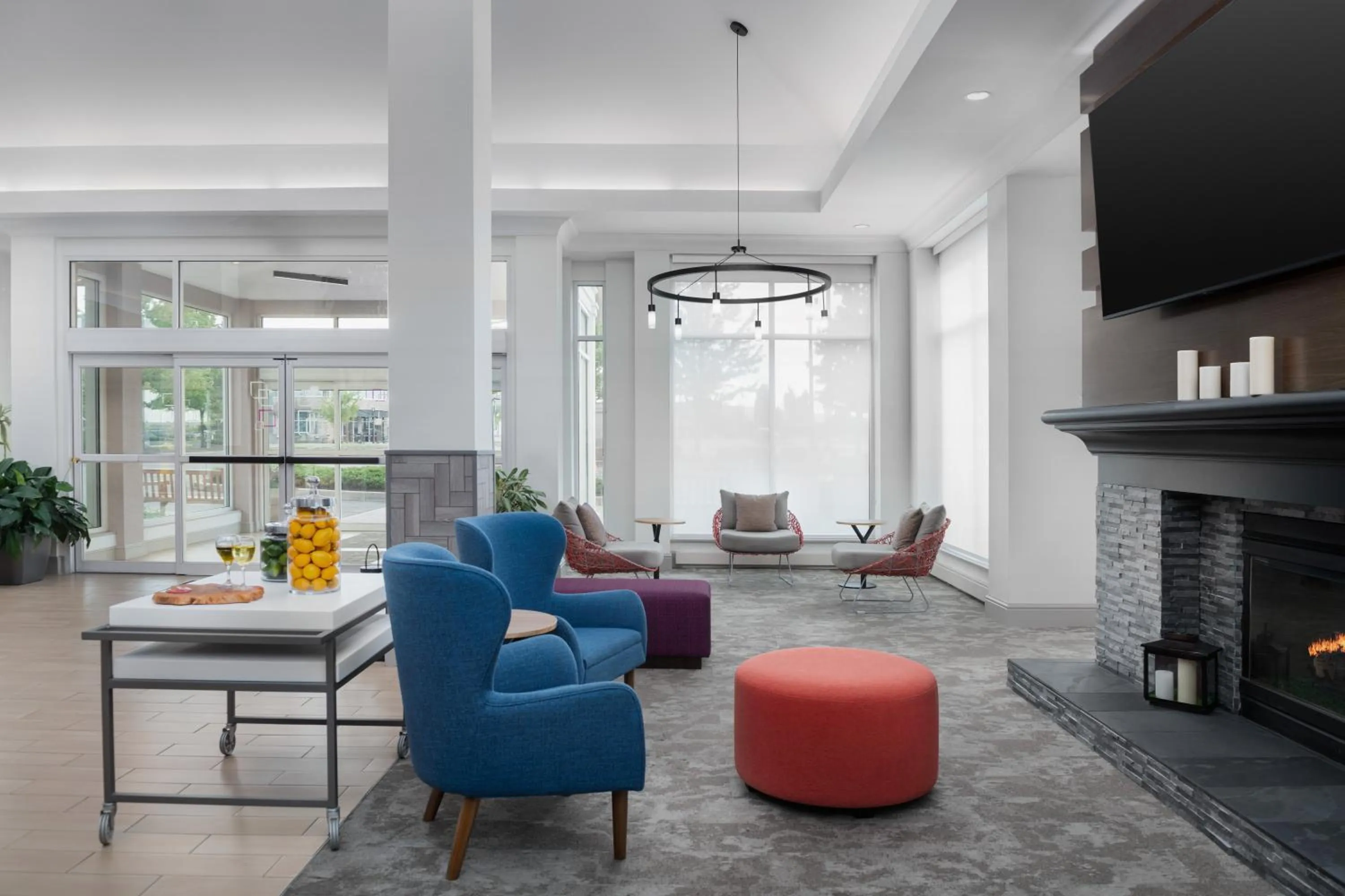 Communal lounge/ TV room in Hilton Garden Inn Wilkes-Barre