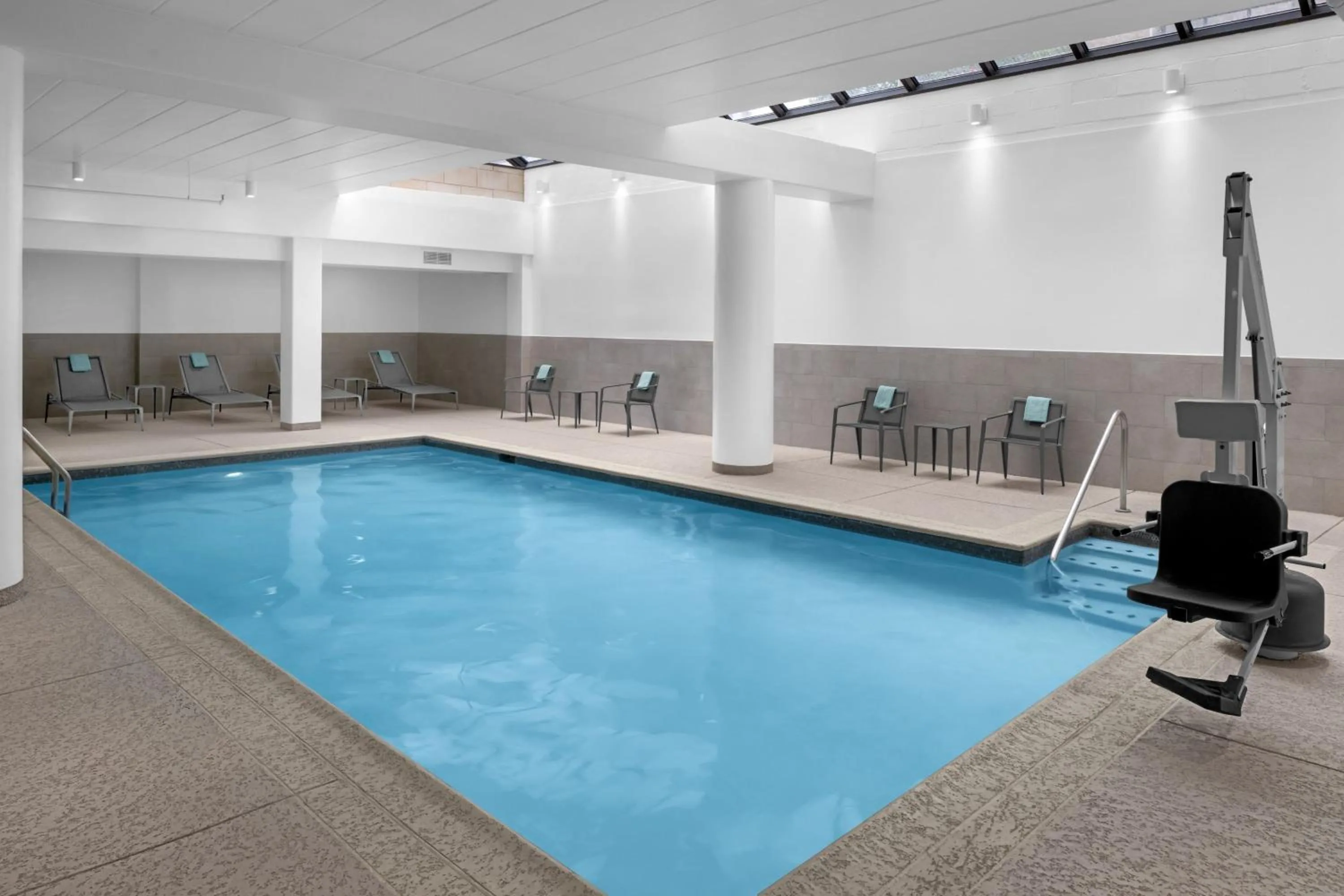 Swimming pool in Wyndham Pittsburgh University Center