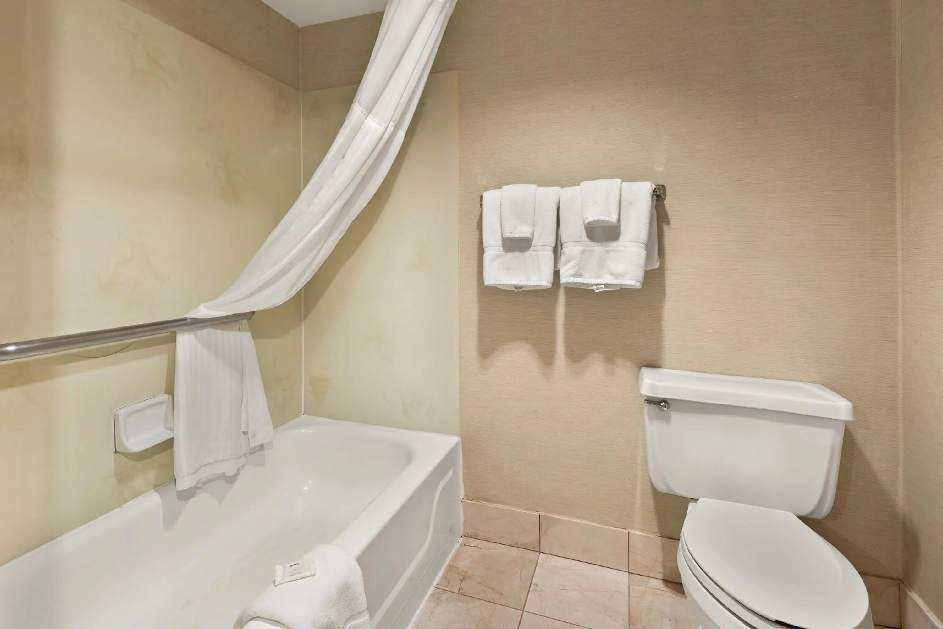 Bathroom in Hotel RL Cleveland Airport West