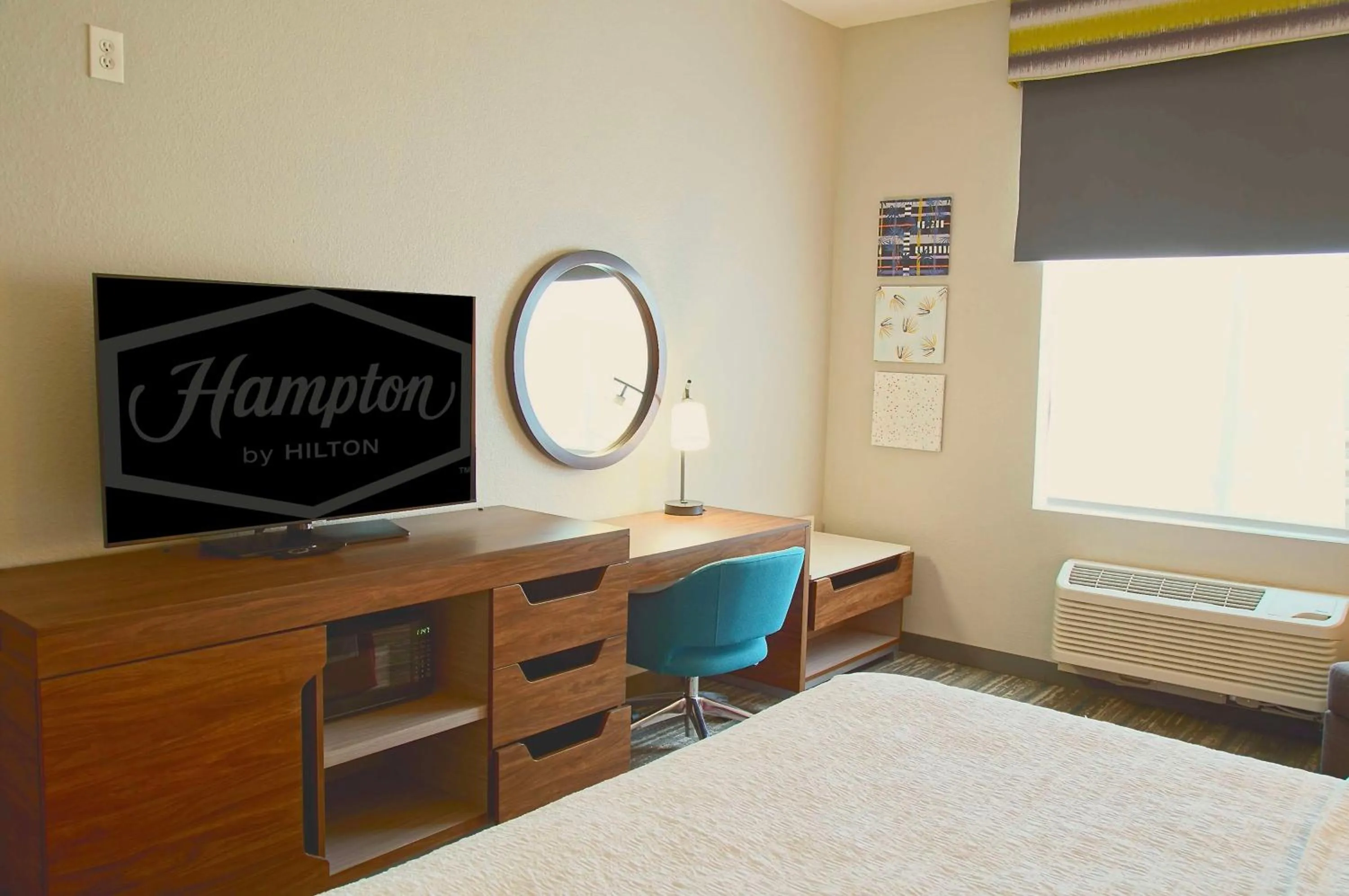 Bedroom, Bed in Hampton Inn & Suites Cathedral City