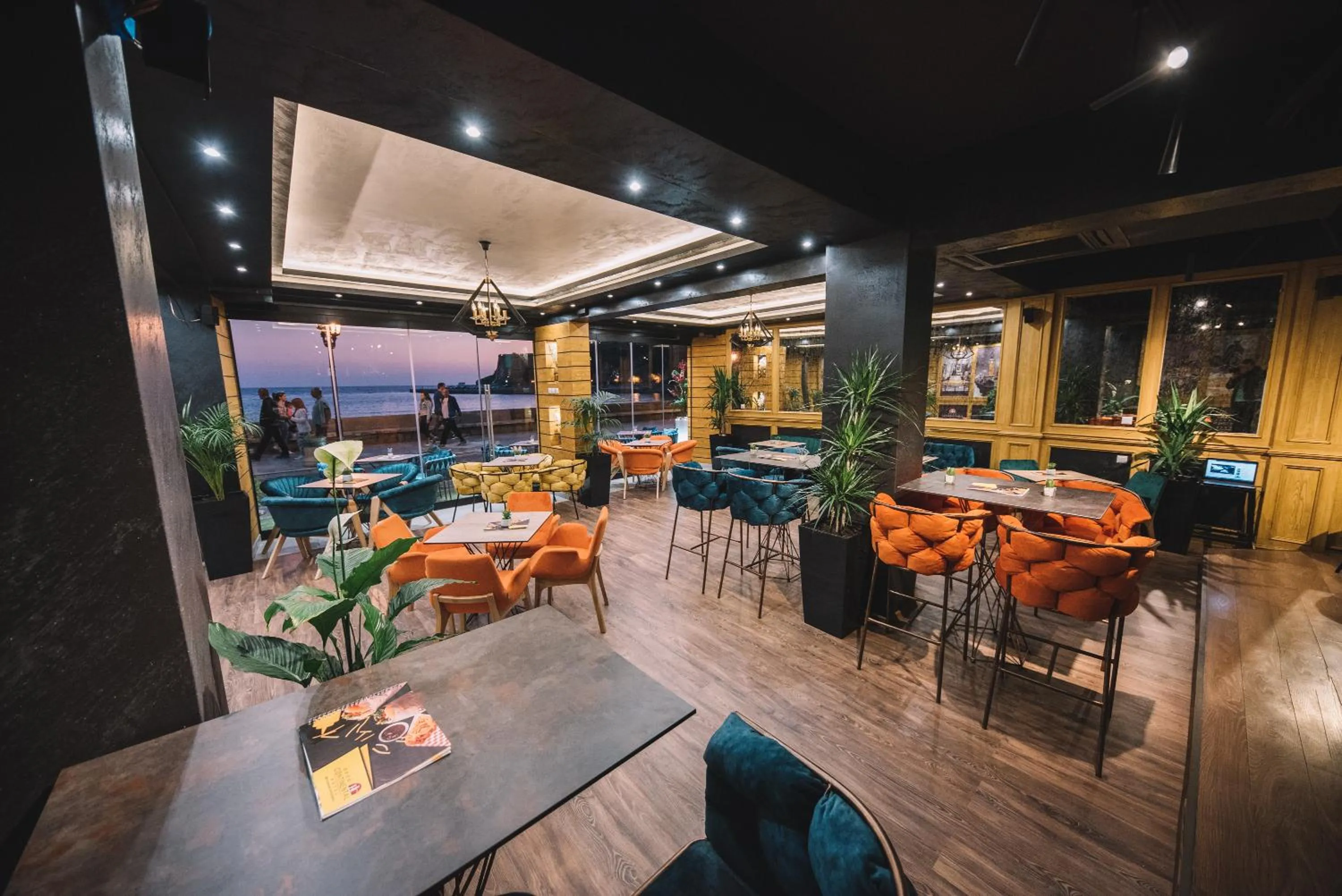 Restaurant/places to eat in Continental Hotel