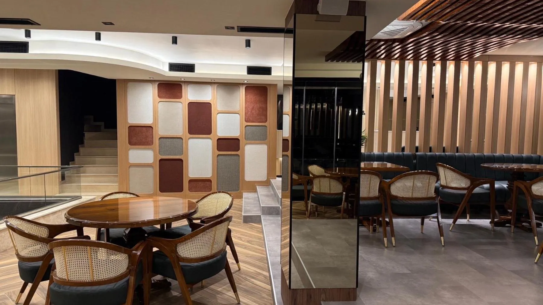 Restaurant/places to eat in Continental Hotel