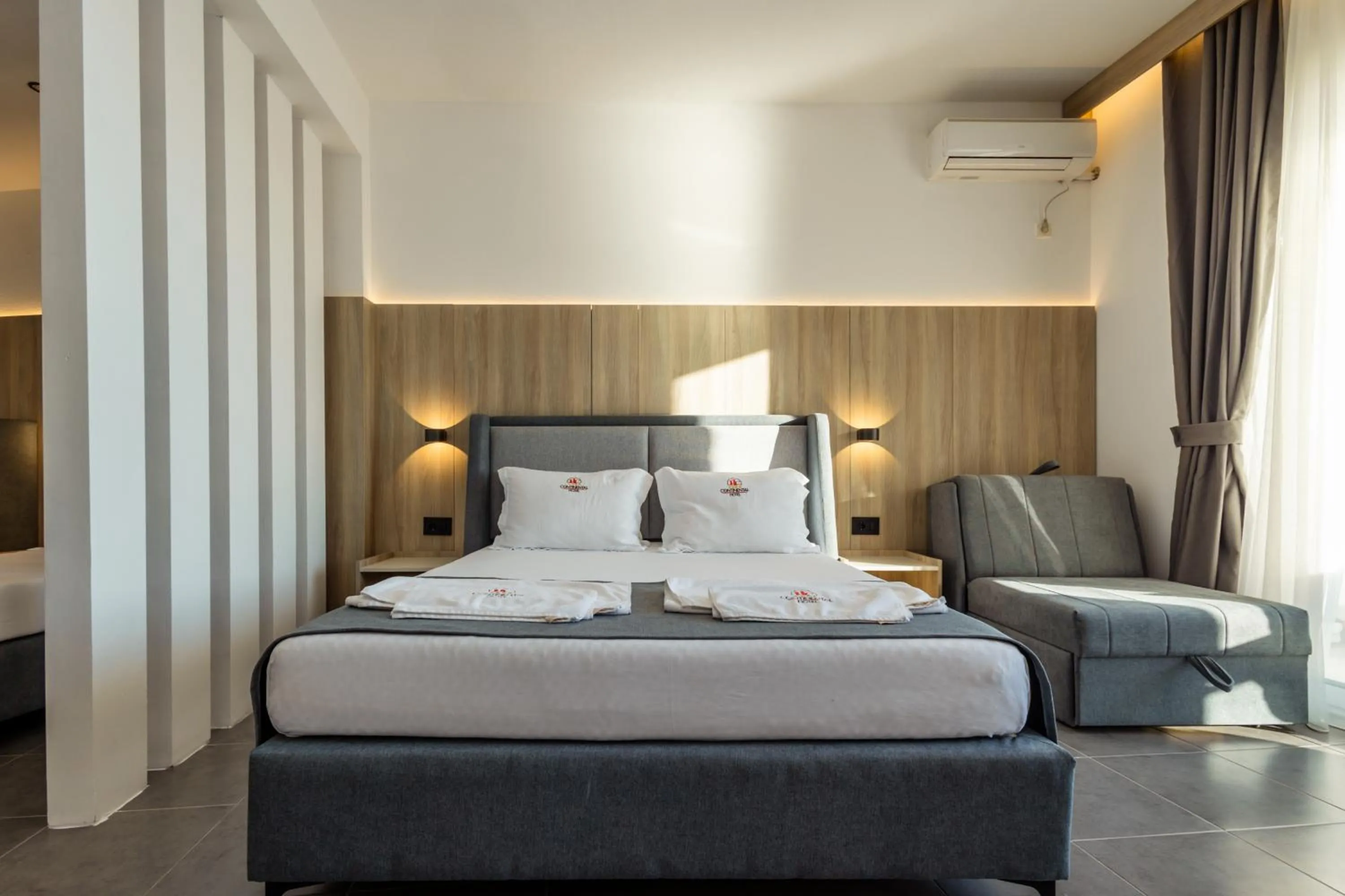 Bedroom, Bed in Continental Hotel