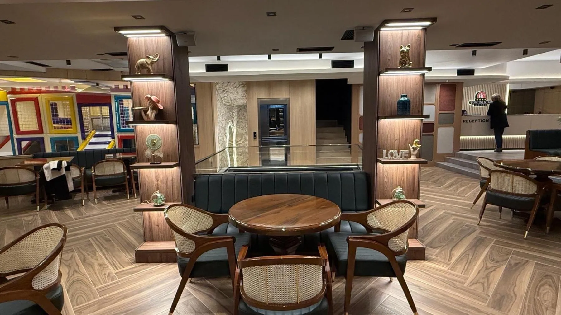 Restaurant/places to eat in Continental Hotel