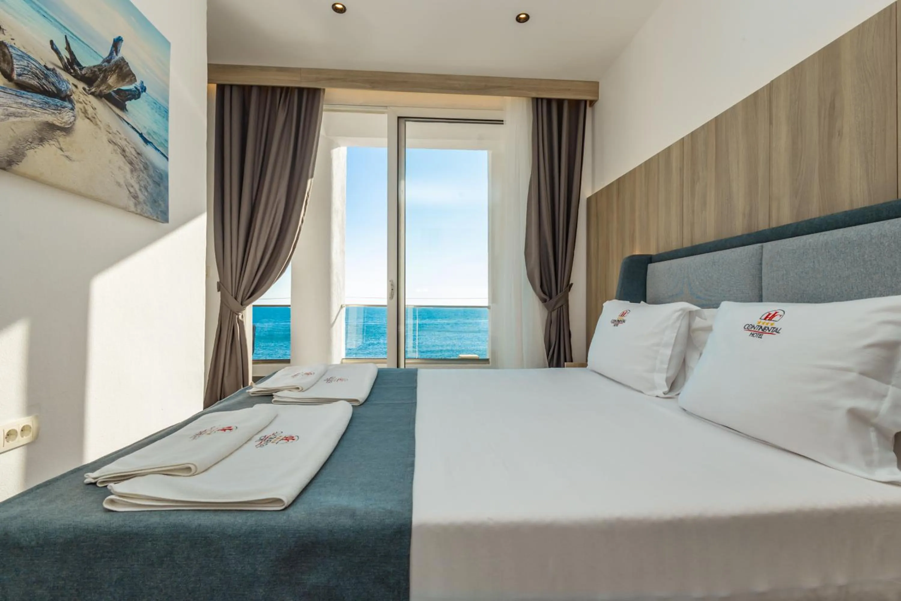 Bedroom, Bed in Continental Hotel