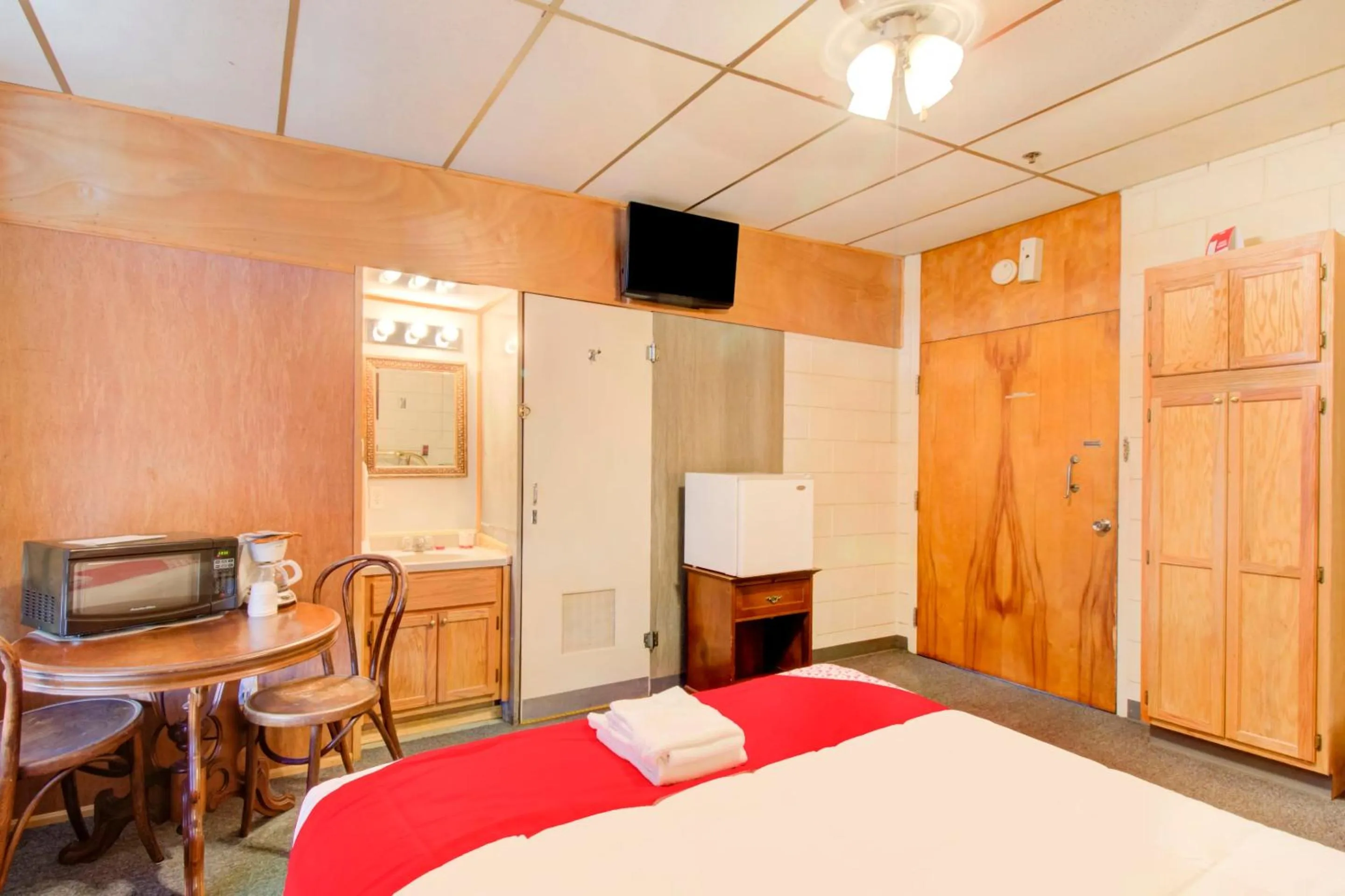 Bedroom in OYO Hotel Drumright I-44 OK