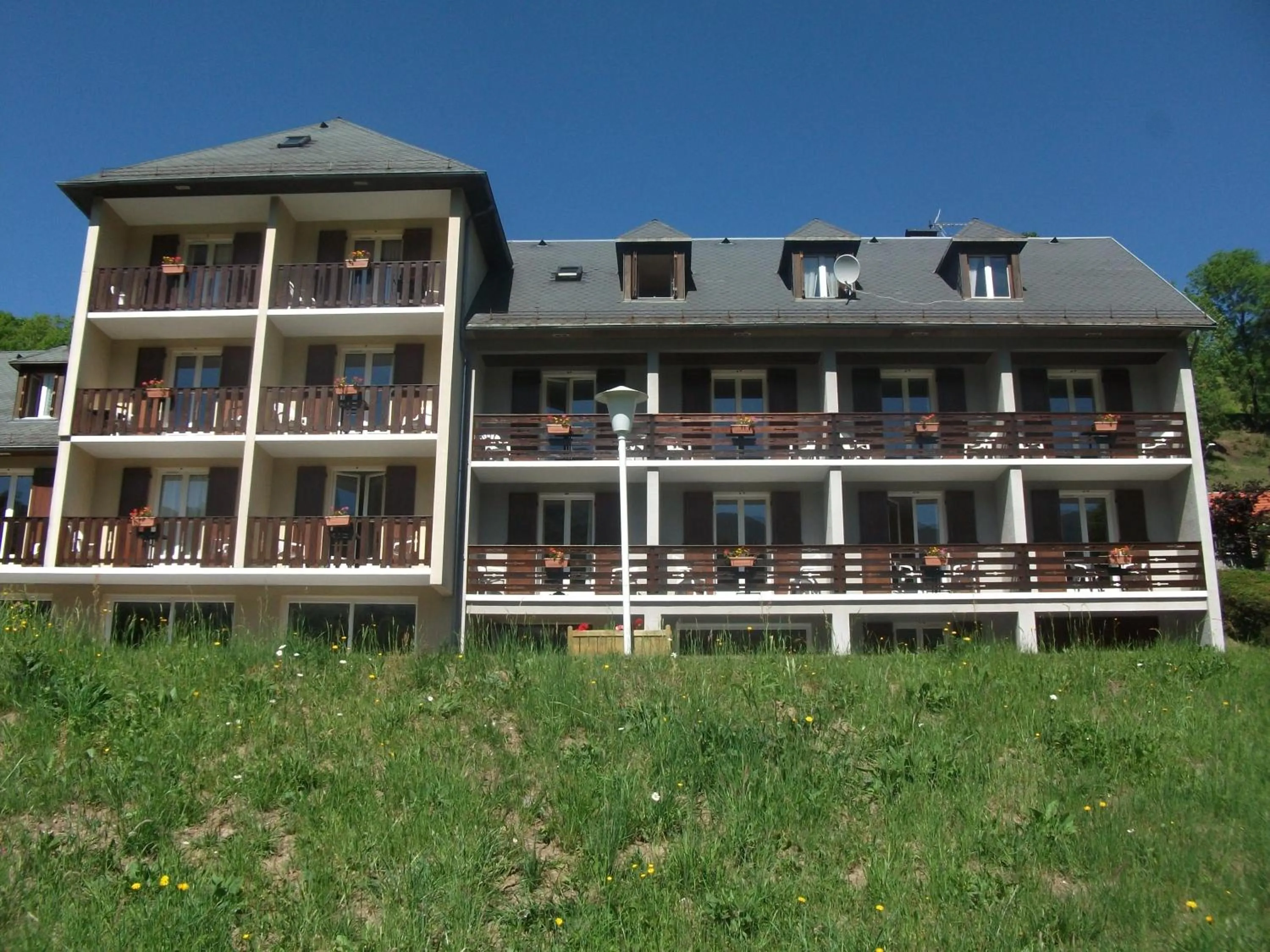 Property building in Le Brunet