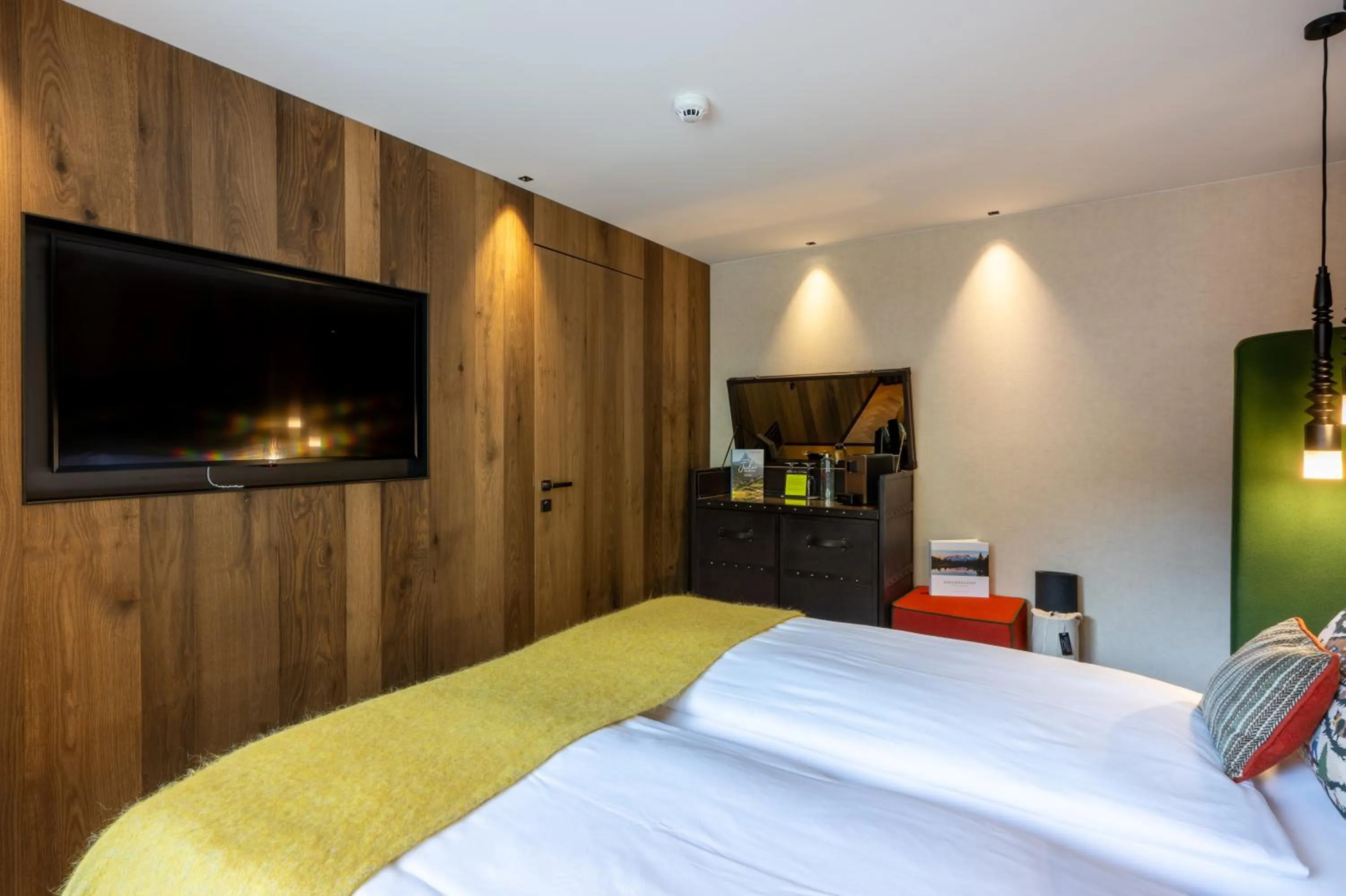 Photo of the whole room, Bed in Hotel ZERMAMA Zermatt