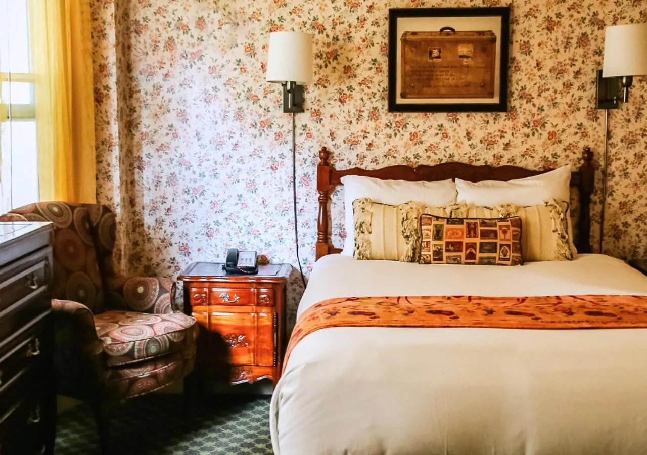 Seating area, Bed in Petite Auberge