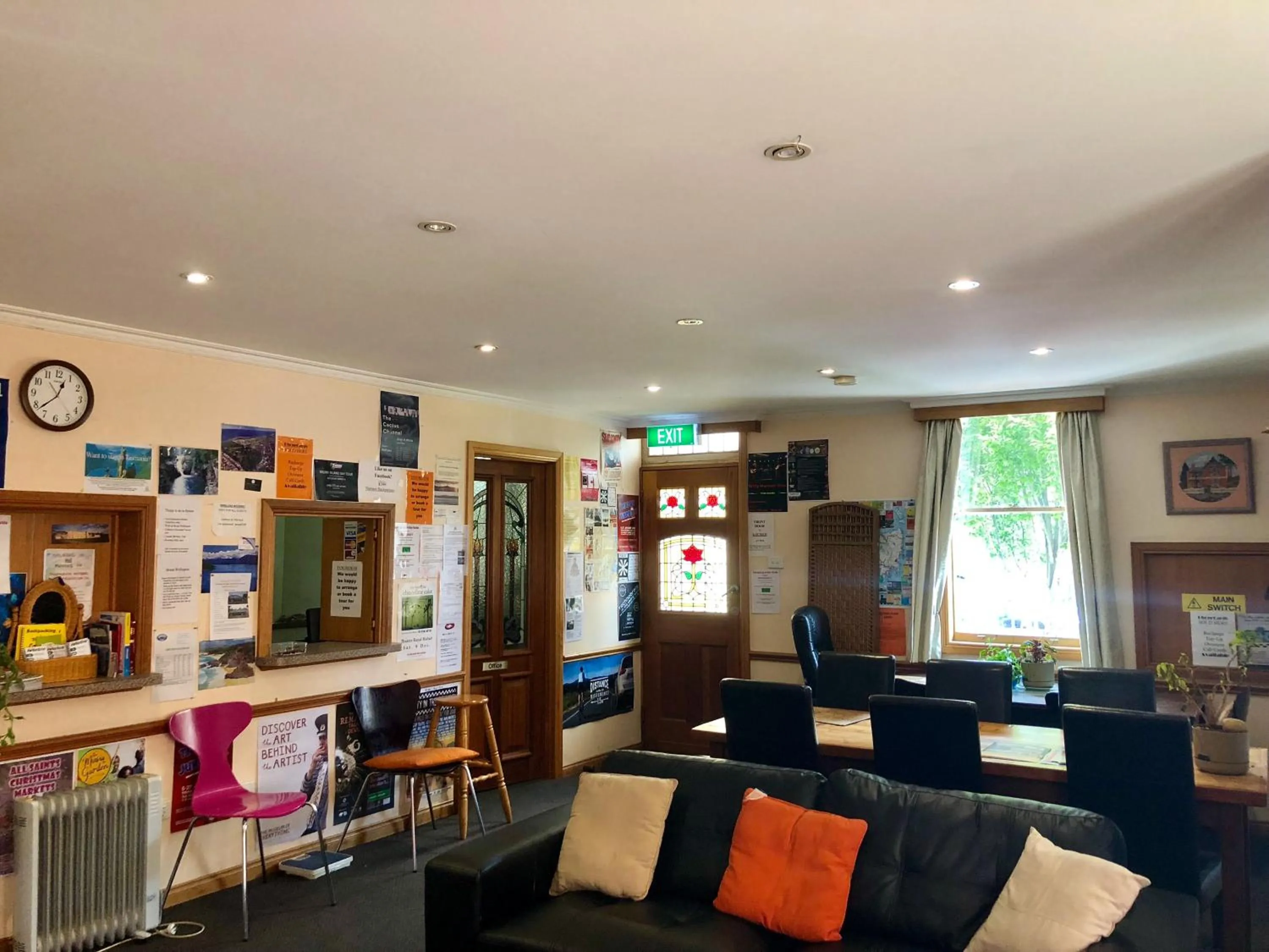 Communal lounge/ TV room in Narrara Backpackers Hobart