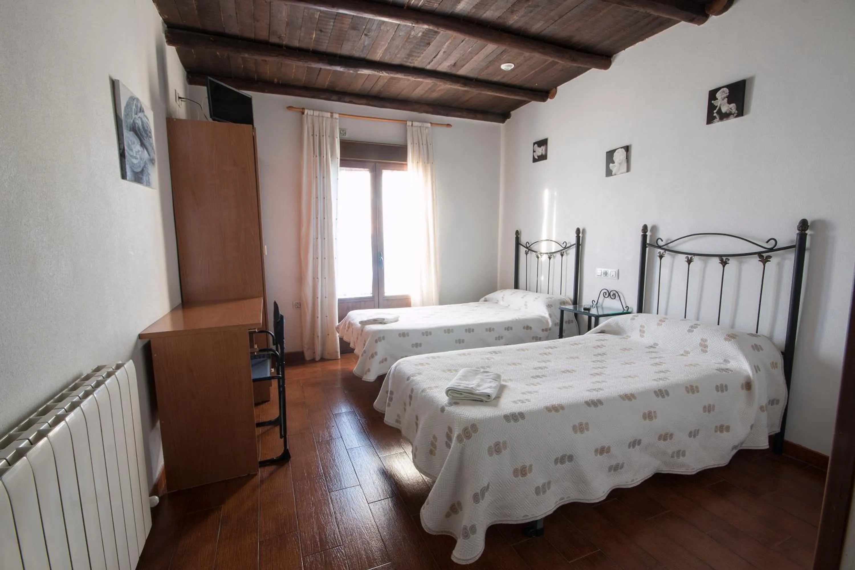 Property building, Bed in El Tirol
