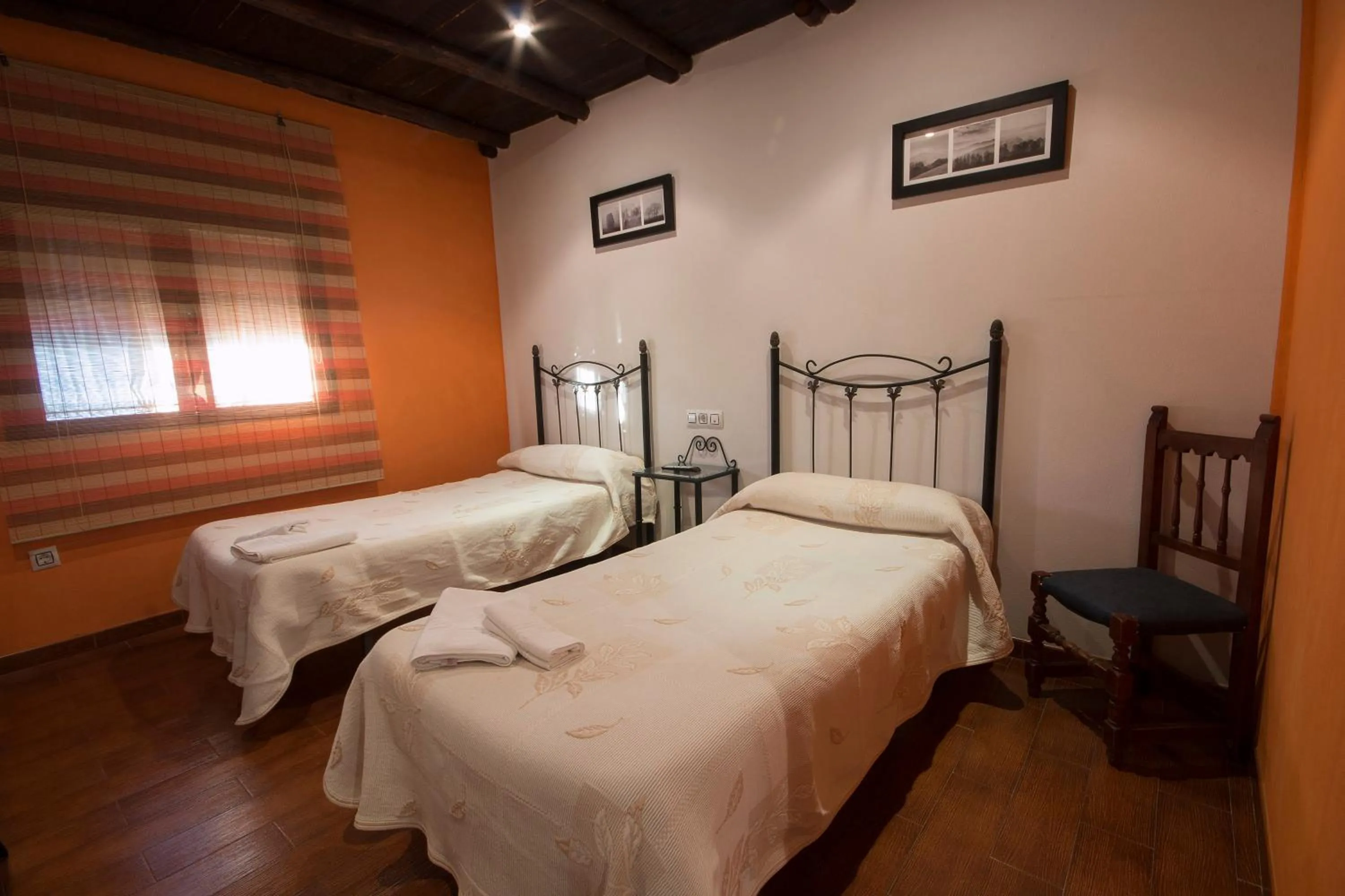 Photo of the whole room, Bed in El Tirol