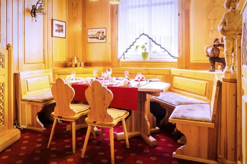 Restaurant/places to eat in Hotel Schloßblick Trebsen