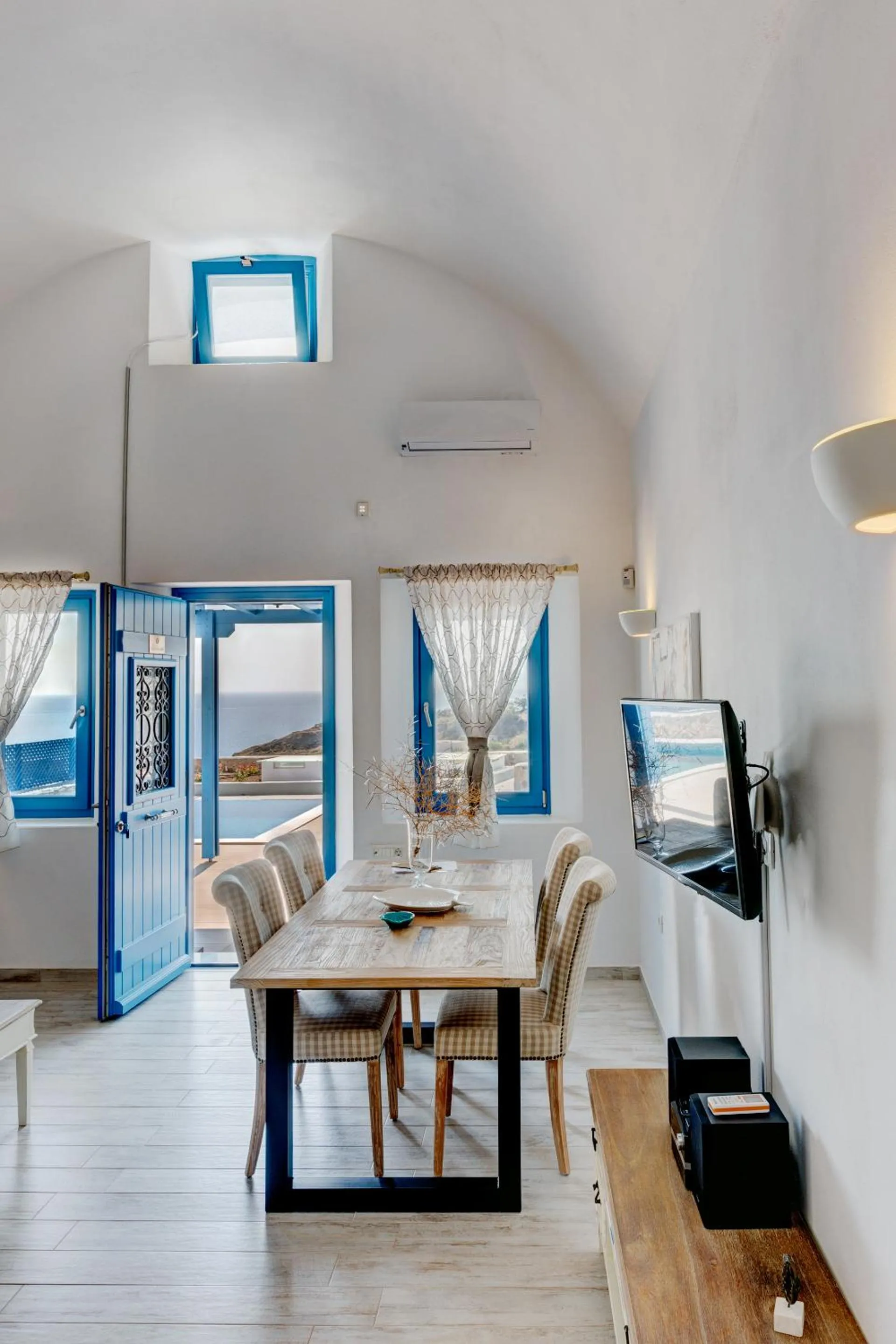 TV and multimedia in Desiterra Resort & Spa