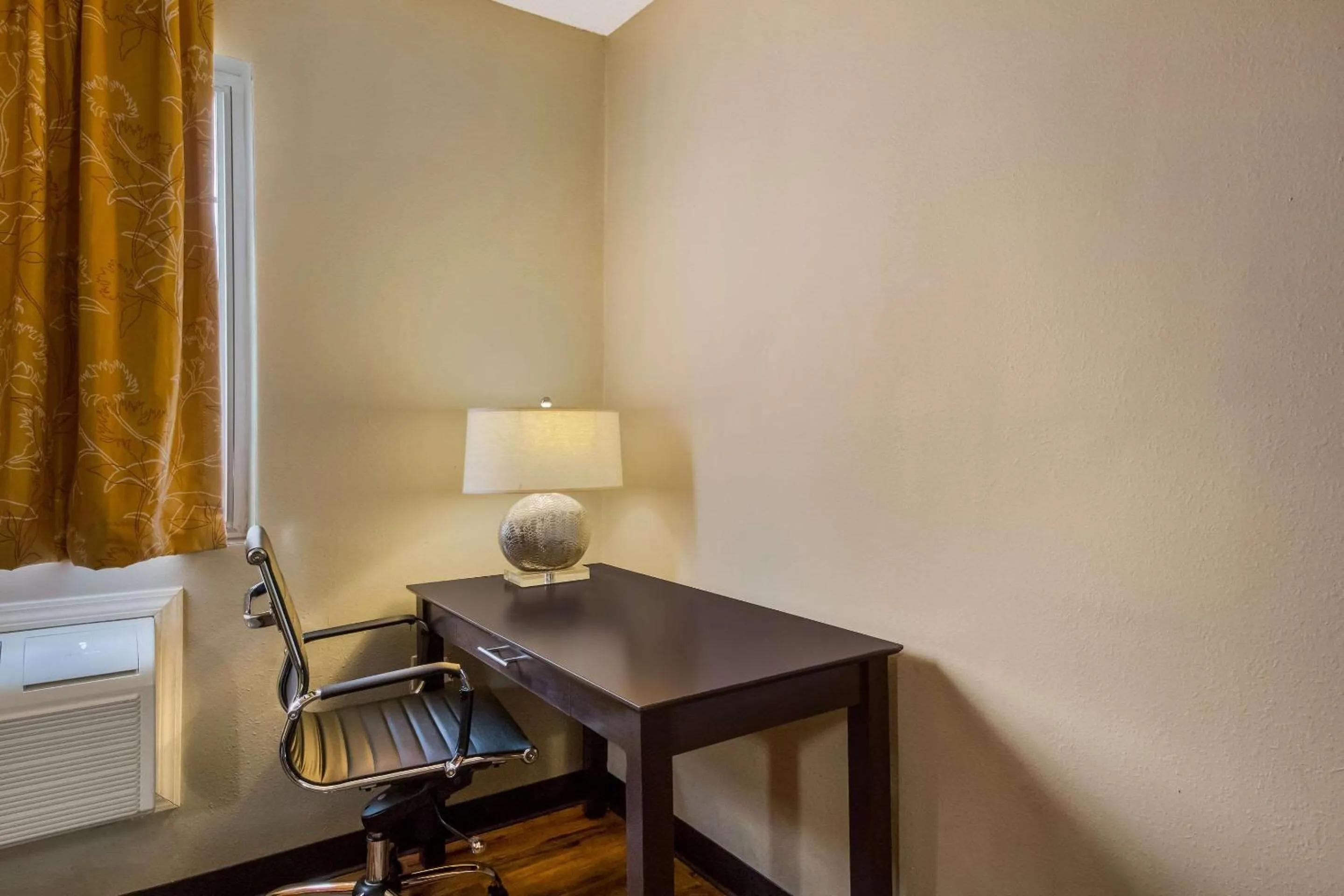 Bedroom, Bed in Econo Lodge San Antonio near SeaWorld - Medical Center