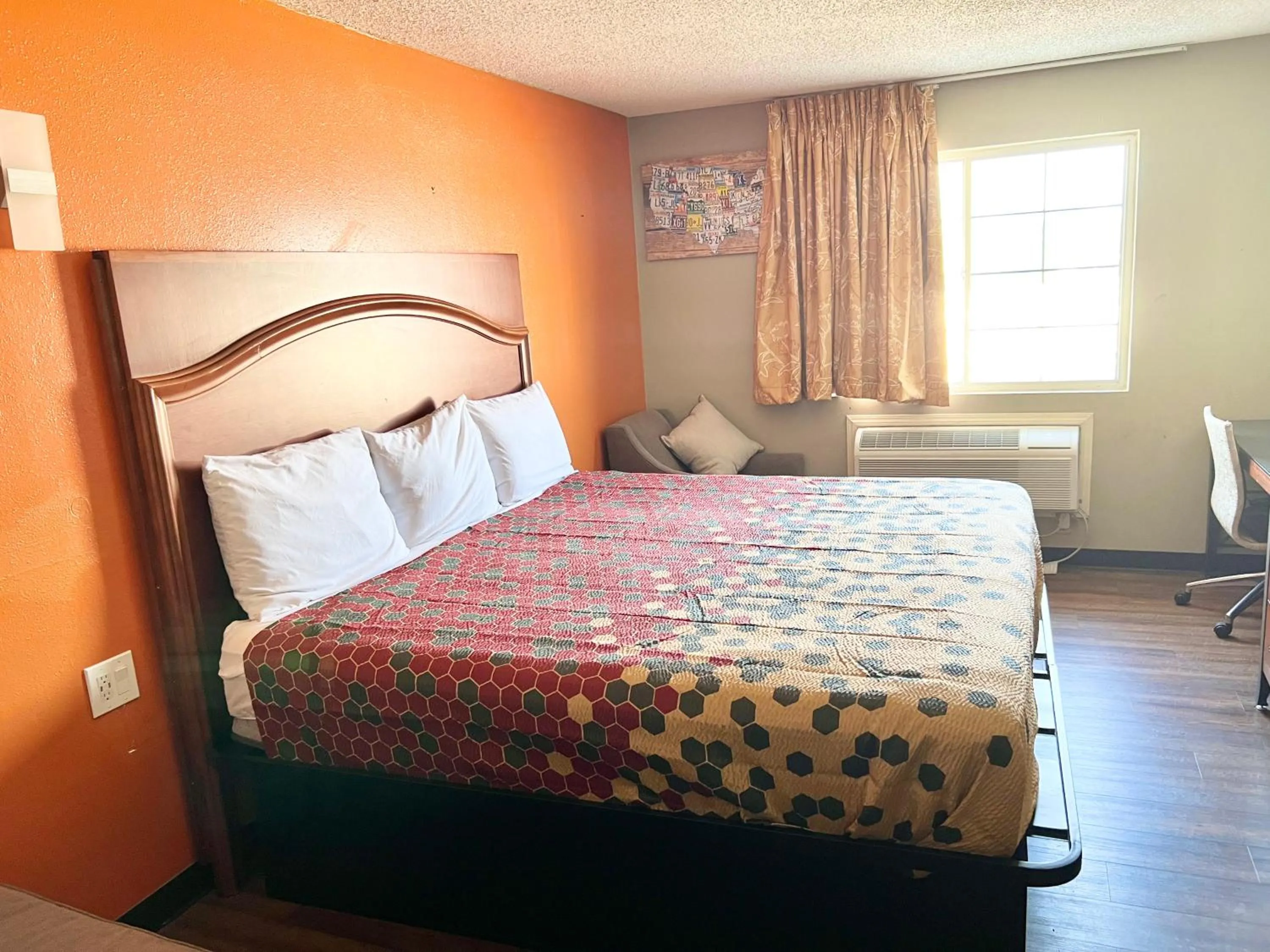 Bed in Econo Lodge San Antonio near SeaWorld - Medical Center
