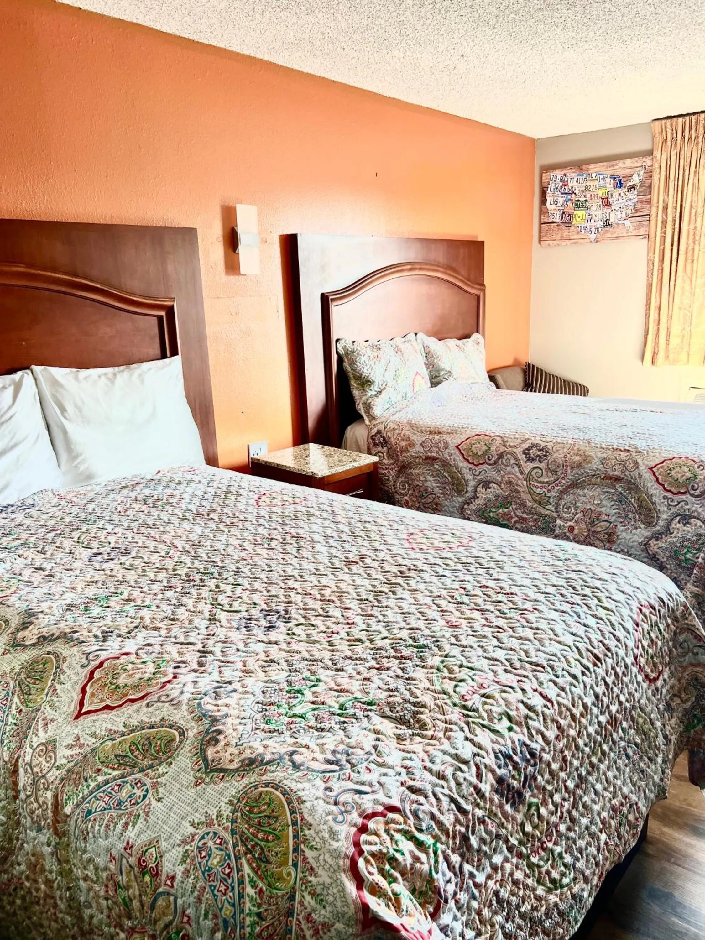 Bed in Econo Lodge San Antonio near SeaWorld - Medical Center