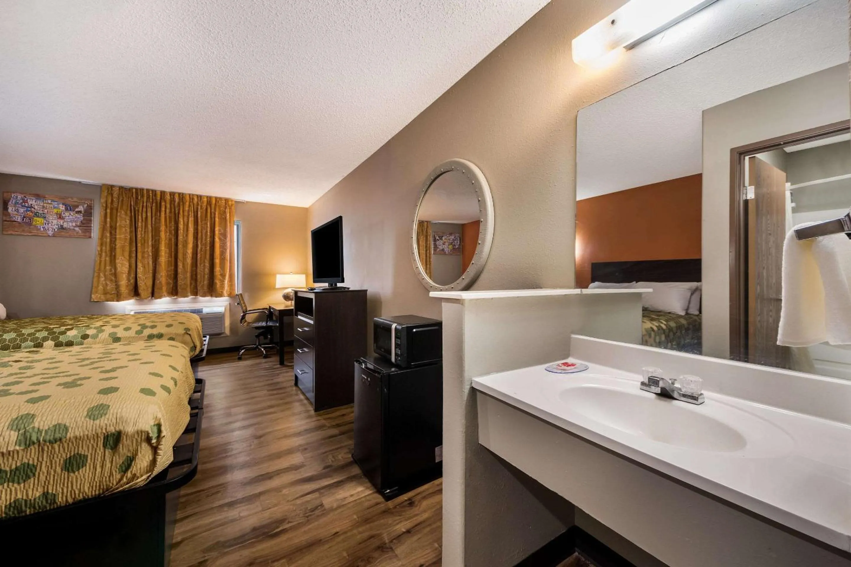 Bedroom, Bed in Econo Lodge San Antonio near SeaWorld - Medical Center