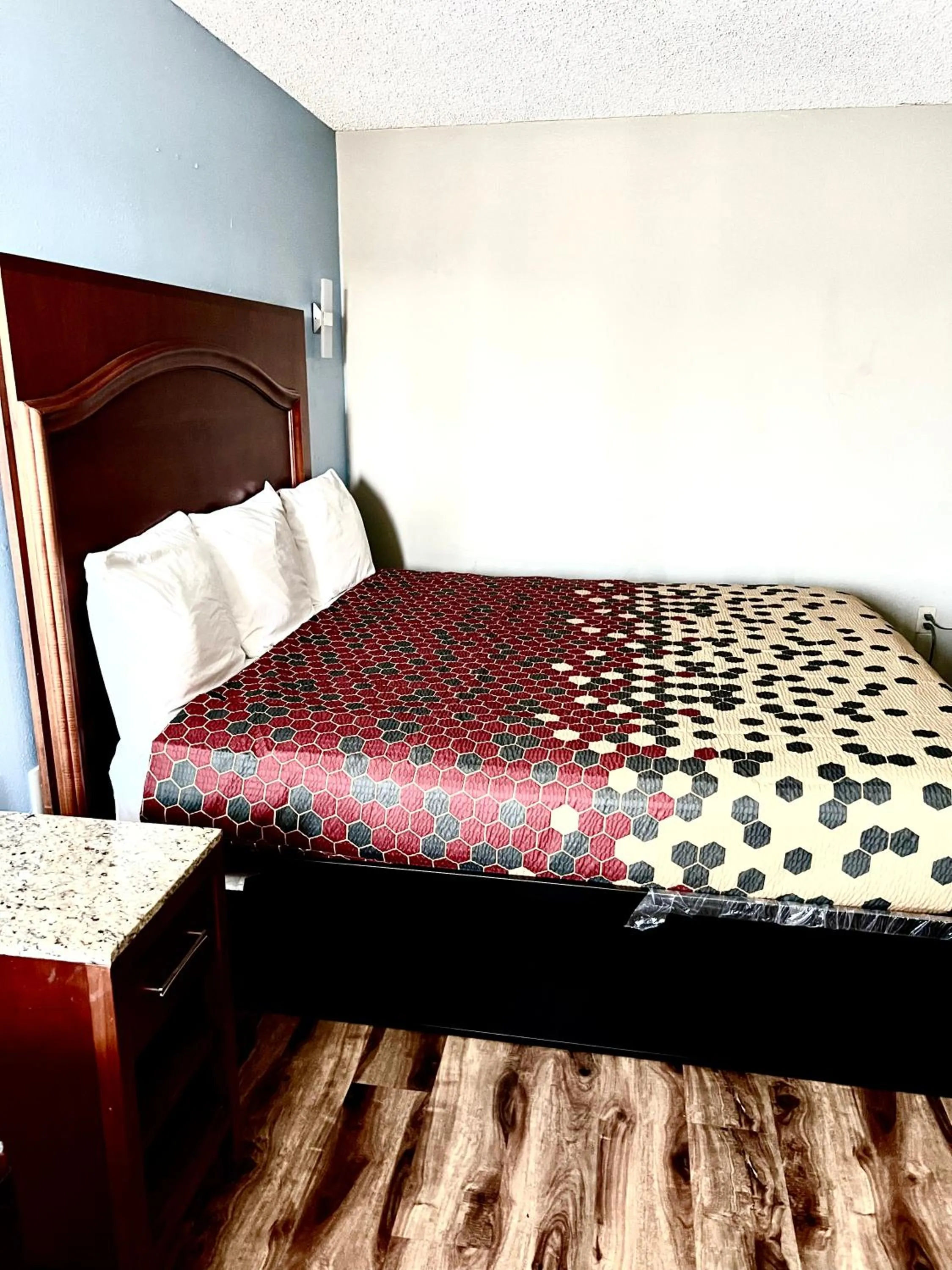 Bedroom, Bed in Econo Lodge San Antonio near SeaWorld - Medical Center