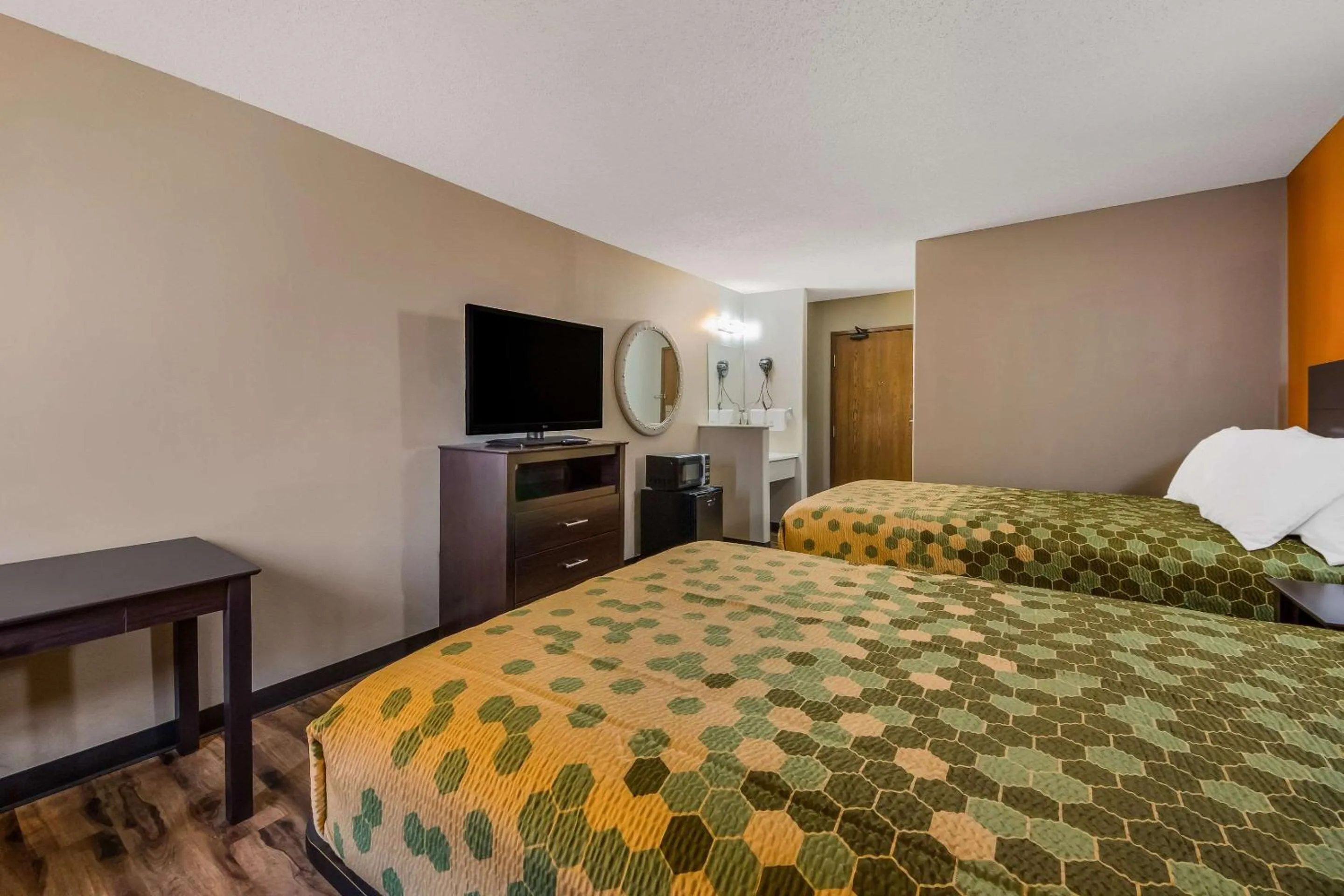 Bedroom, Bed in Econo Lodge San Antonio near SeaWorld - Medical Center