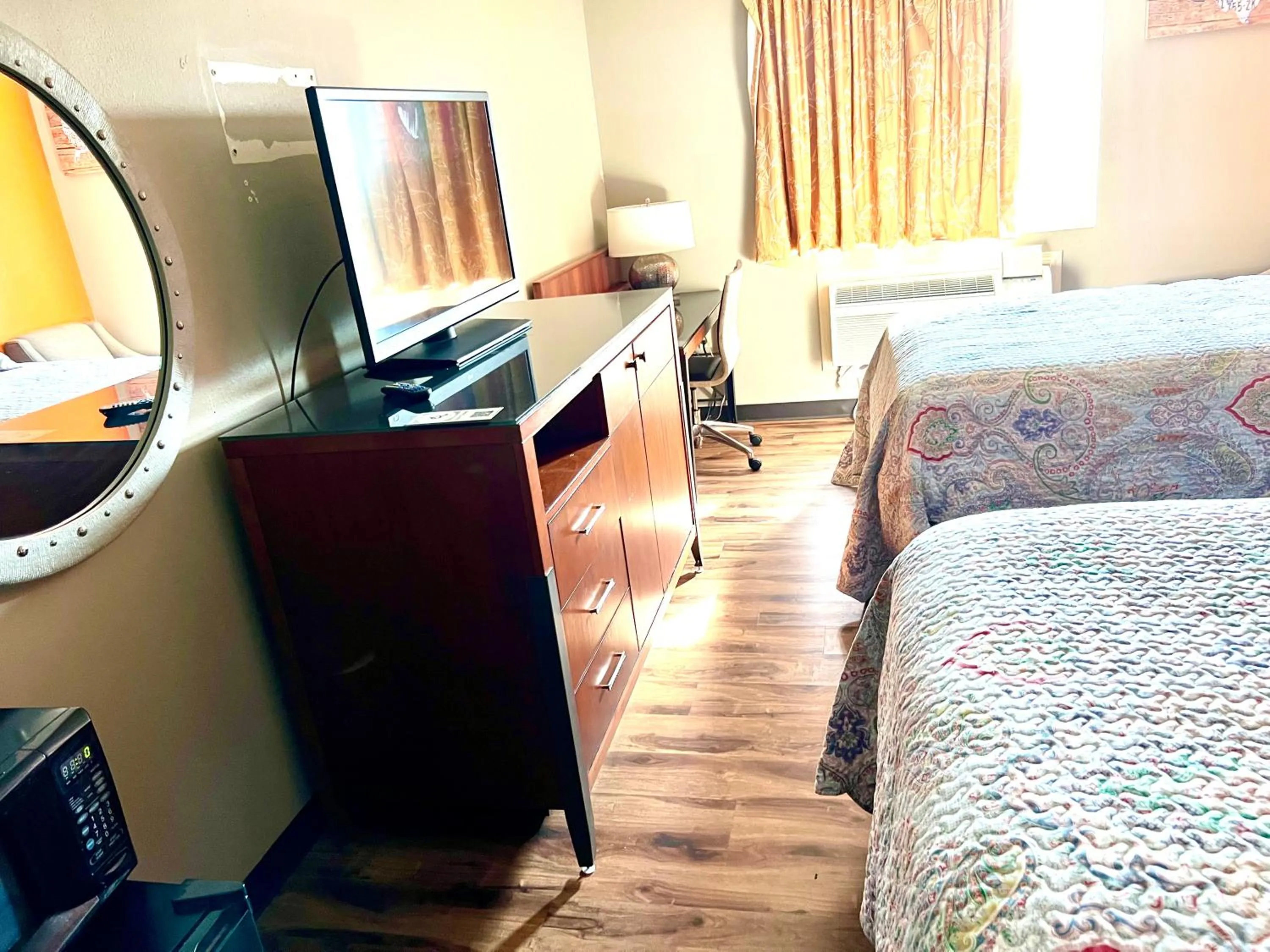 TV and multimedia, Bed in Econo Lodge San Antonio near SeaWorld - Medical Center