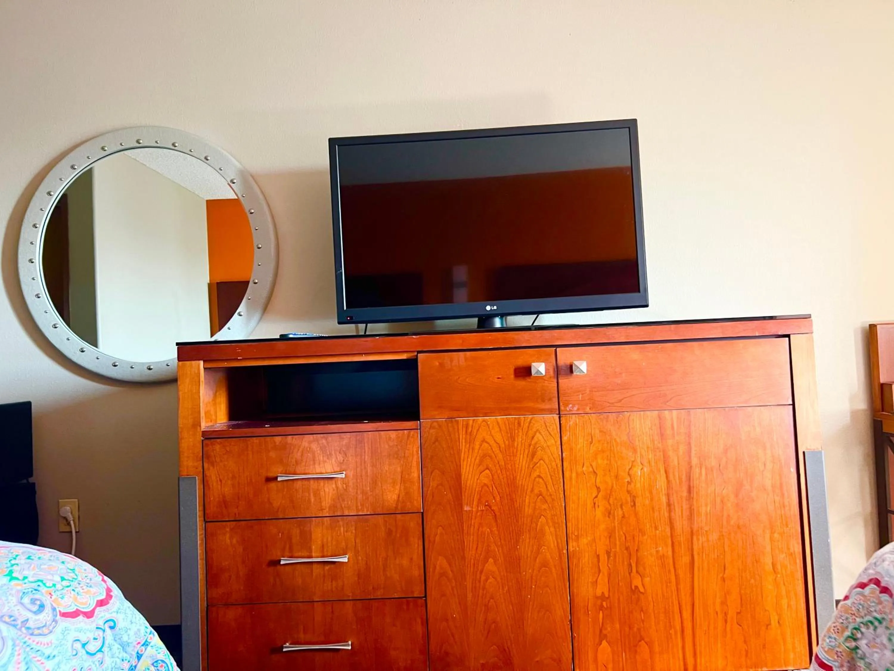 TV and multimedia in Econo Lodge San Antonio near SeaWorld - Medical Center