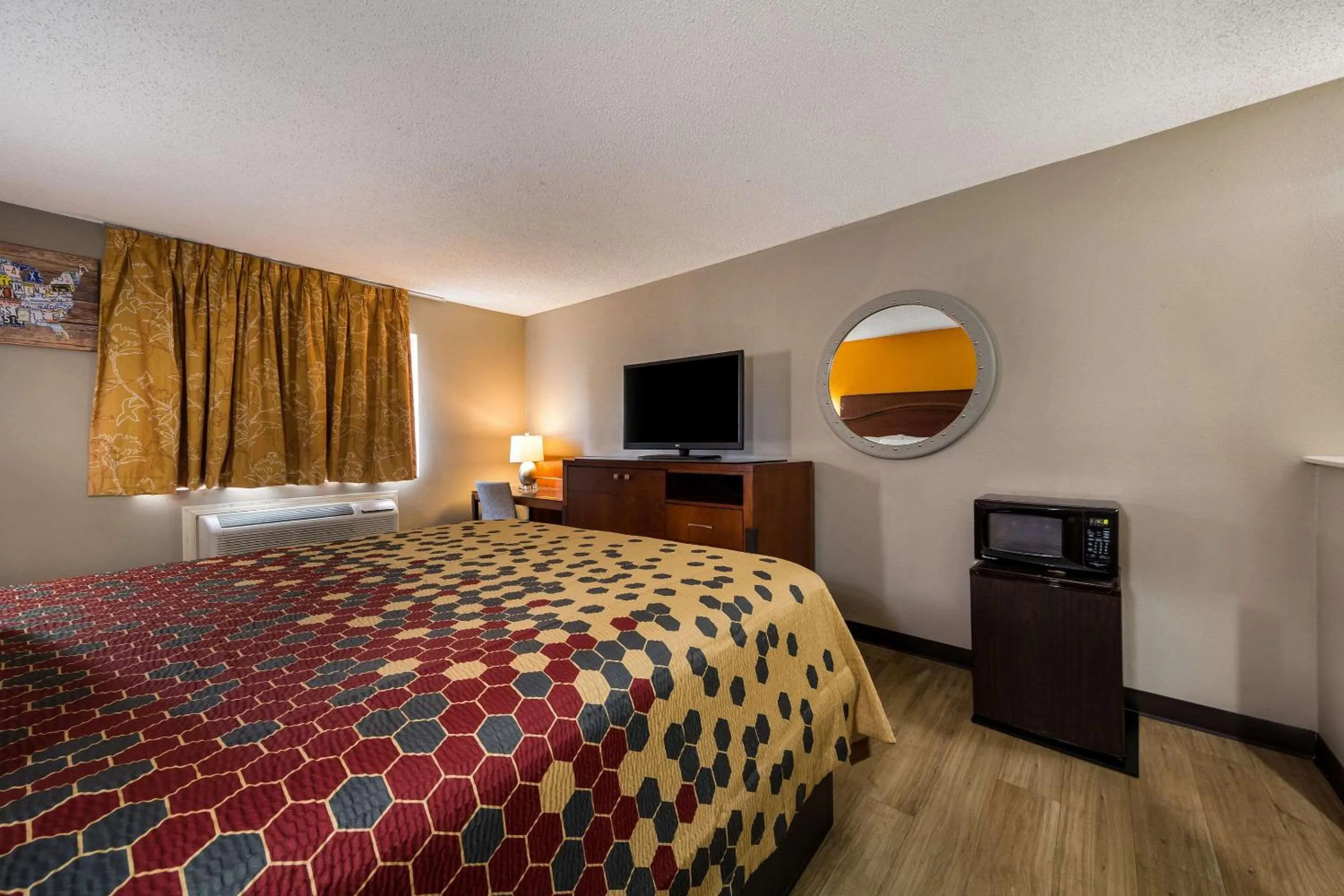 Bedroom, Bed in Econo Lodge San Antonio near SeaWorld - Medical Center