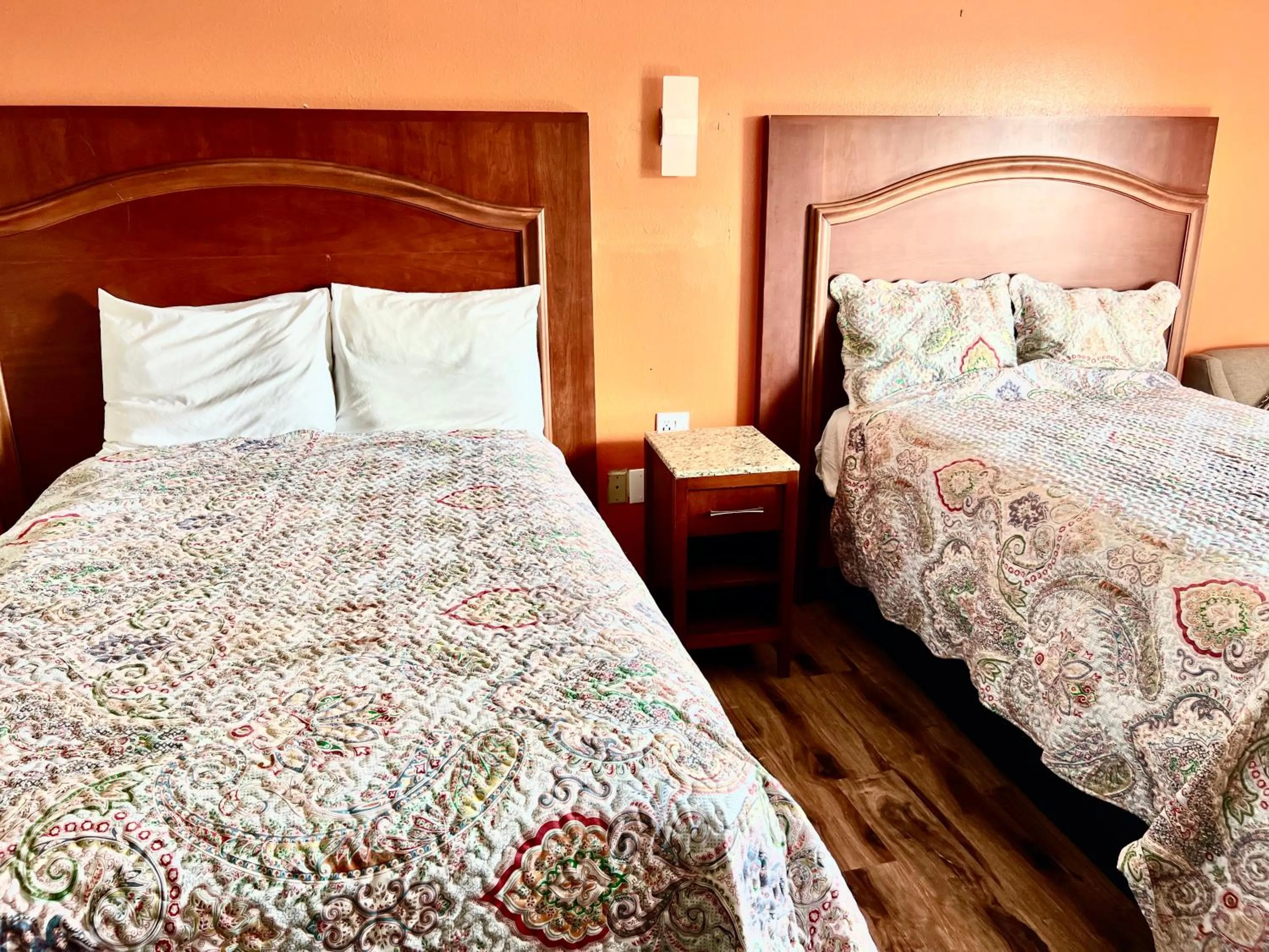 Bed in Econo Lodge San Antonio near SeaWorld - Medical Center