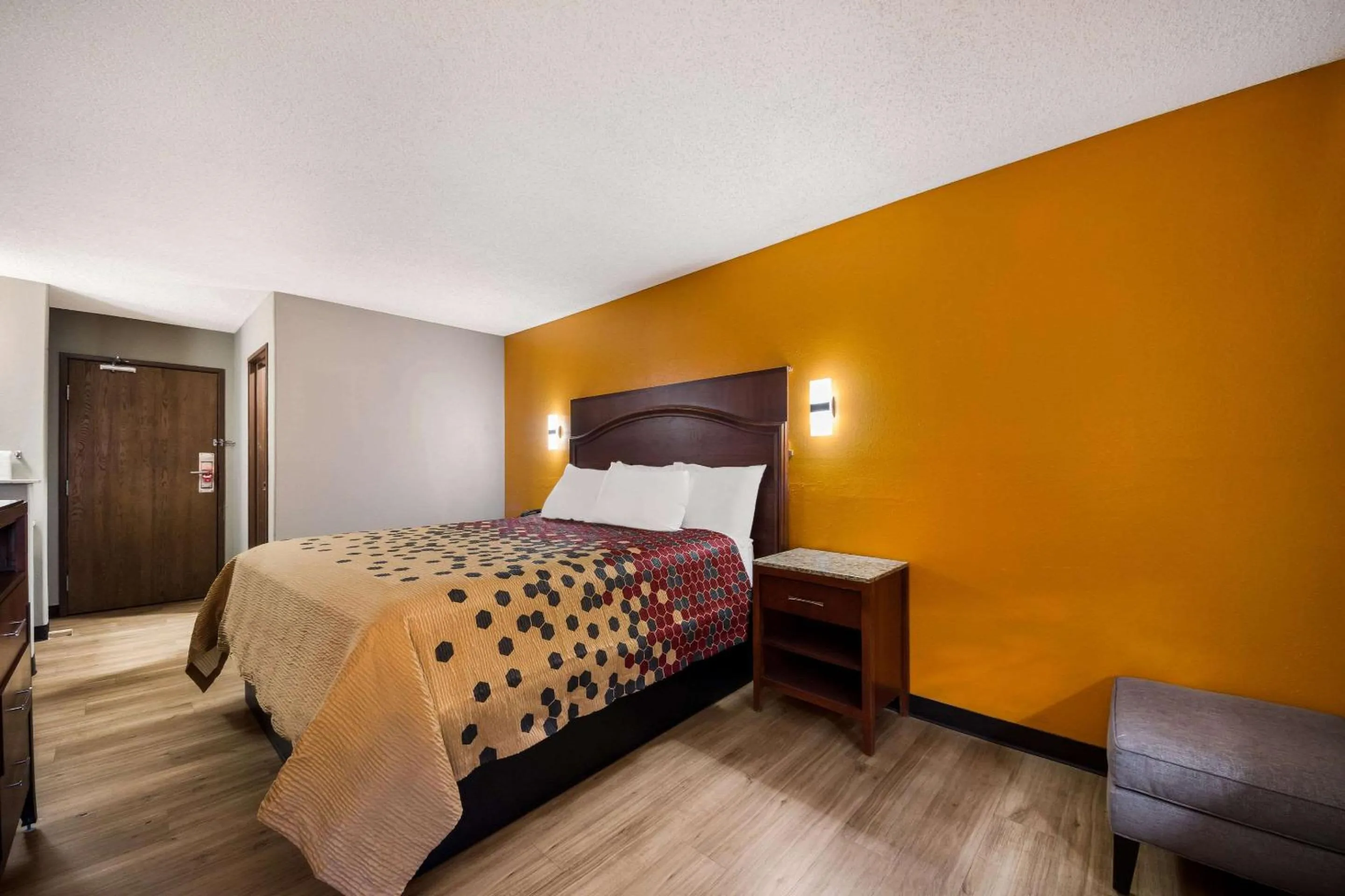 Bedroom, Bed in Econo Lodge San Antonio near SeaWorld - Medical Center