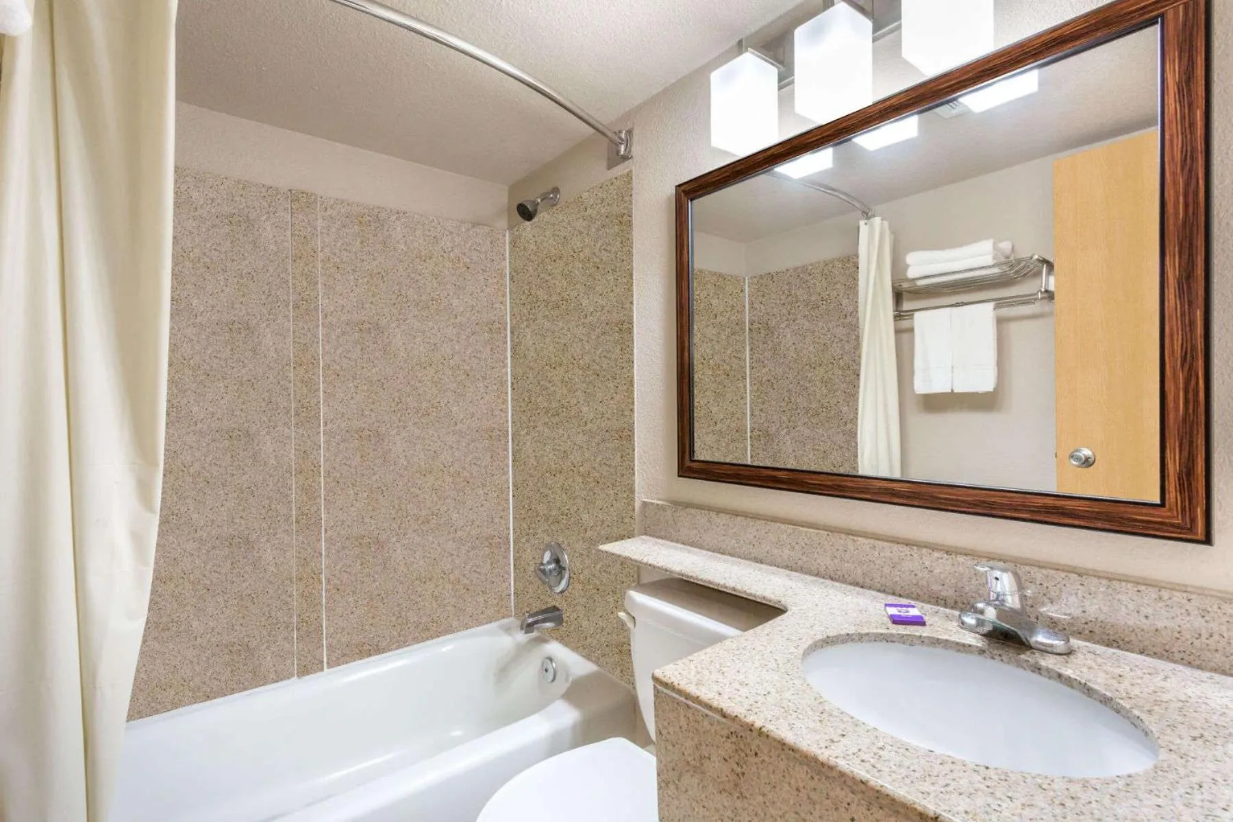 Bathroom in Breeze Inn & Suites, Virginia Beach