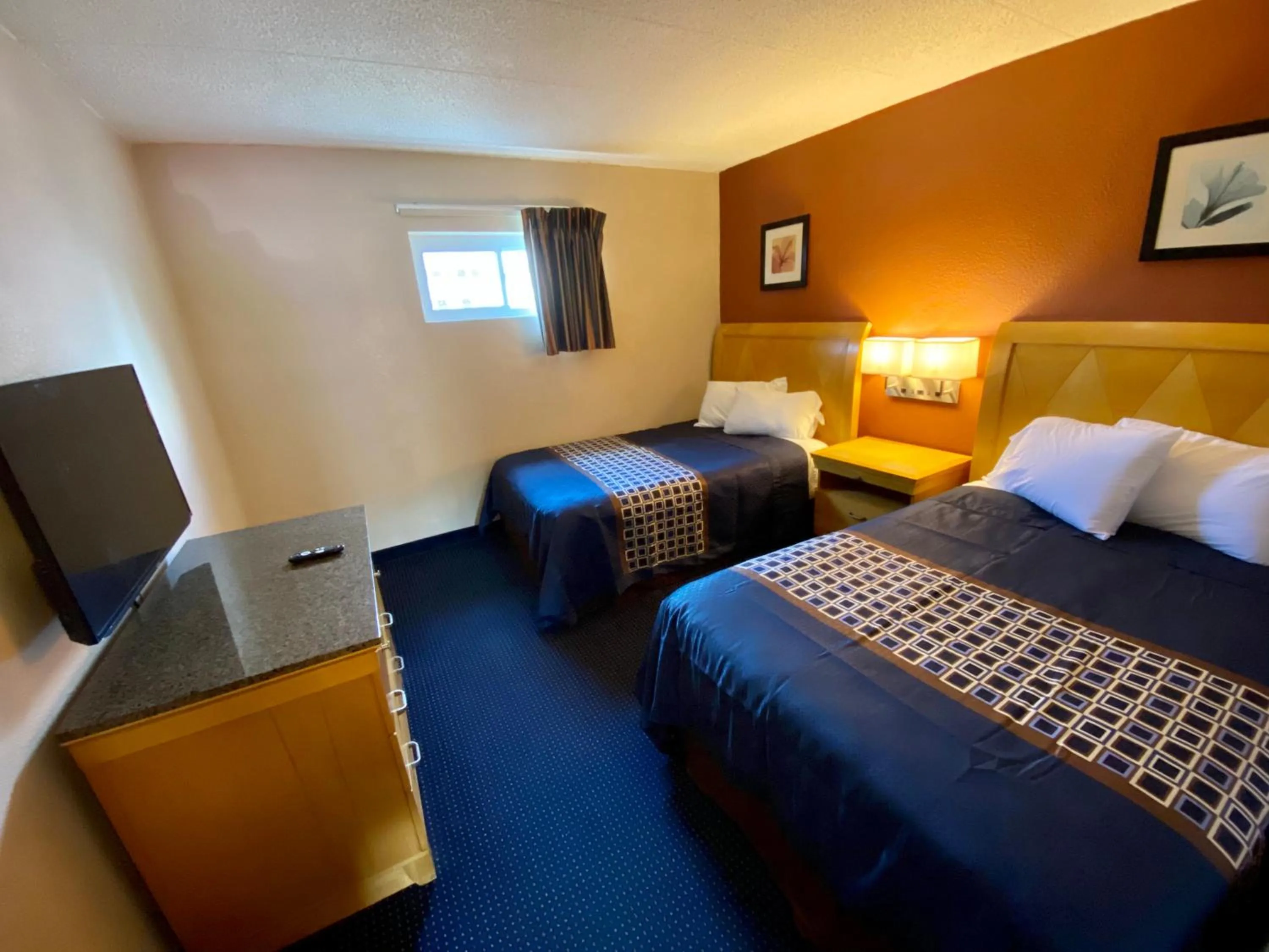 Bed in Breeze Inn & Suites, Virginia Beach