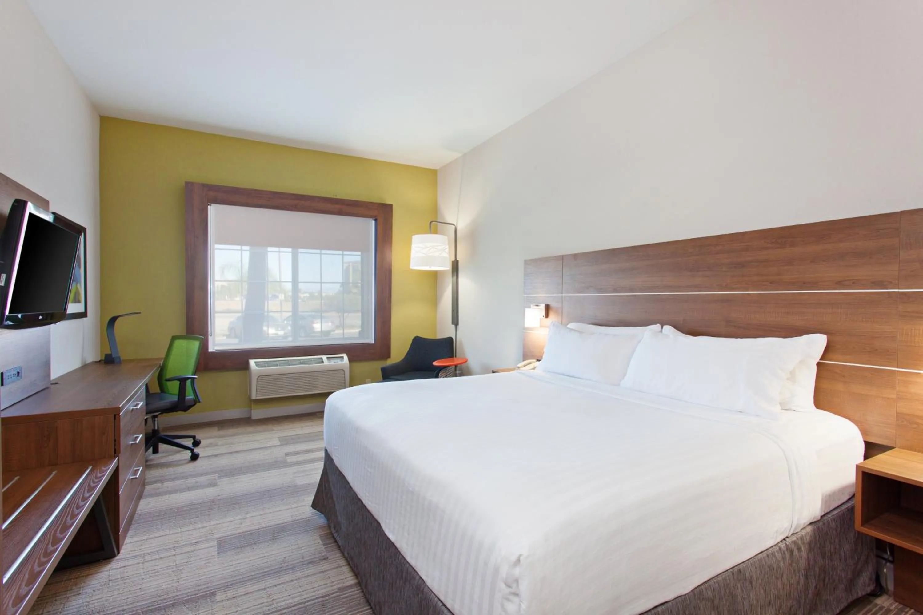 Photo of the whole room, Bed in Holiday Inn Express & Suites Corona by IHG