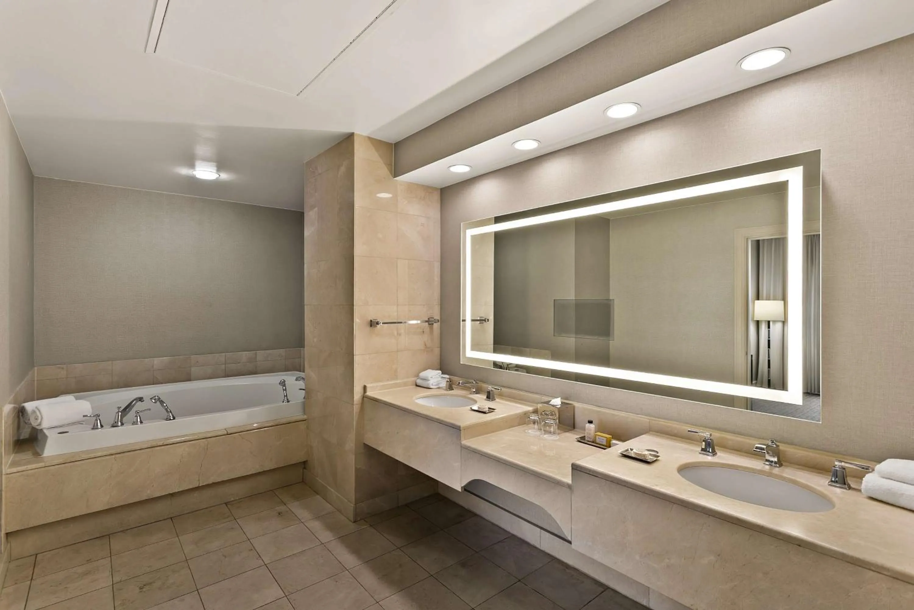 Bathroom, Bed in The Royal Sonesta Harbor Court Baltimore