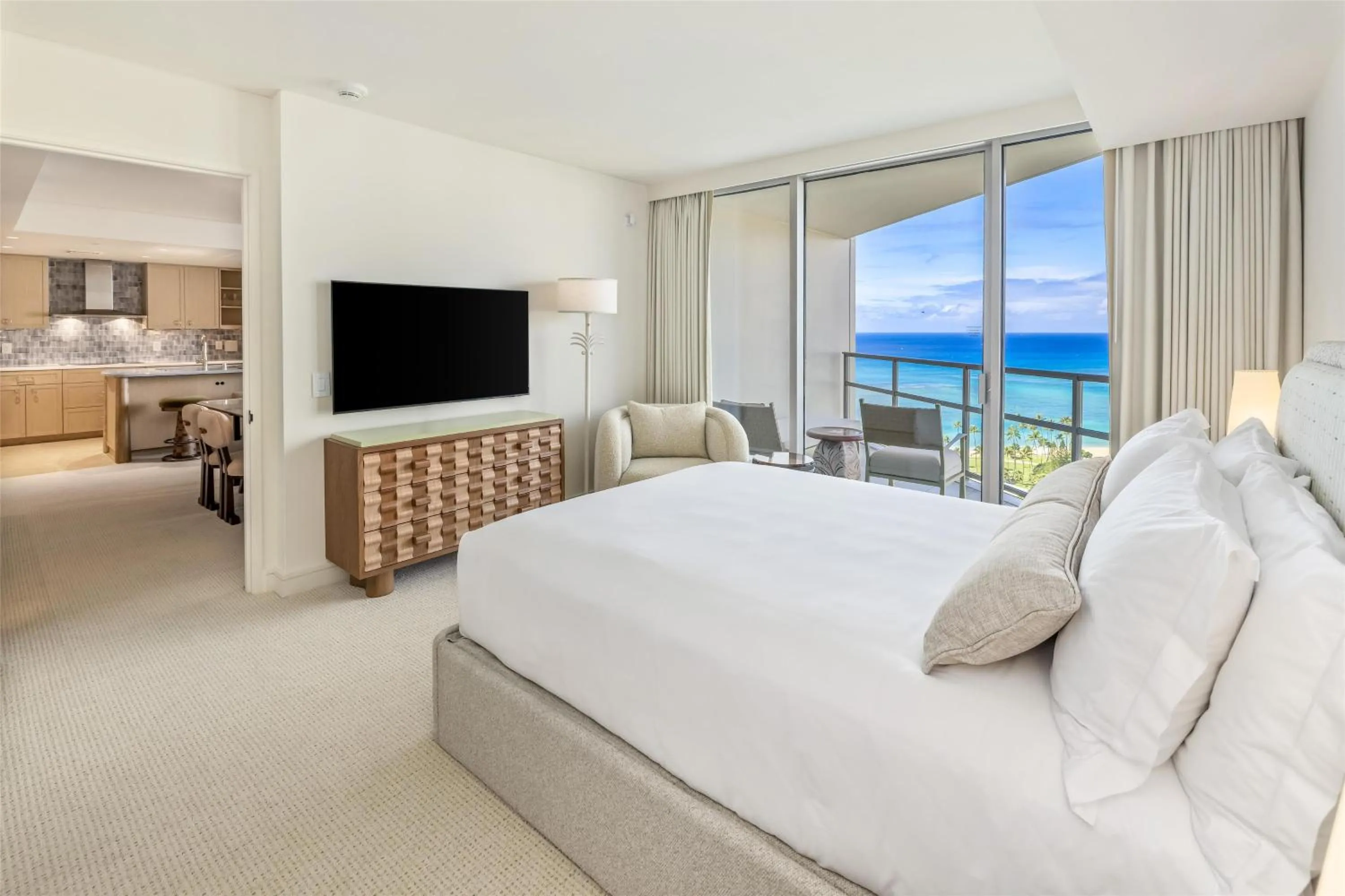 Bed in Ka Laʻi Waikiki Beach, LXR Hotels & Resorts