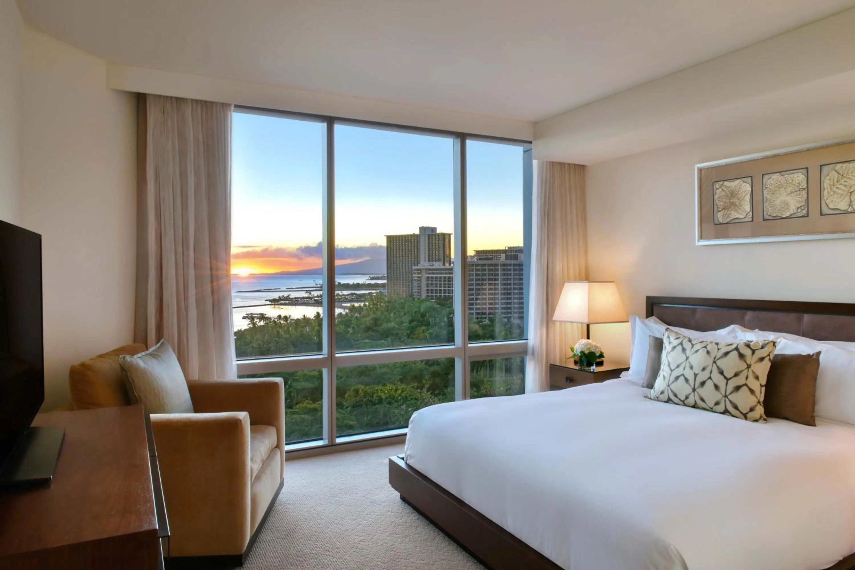 View (from property/room), Bed in Trump International Hotel Waikiki