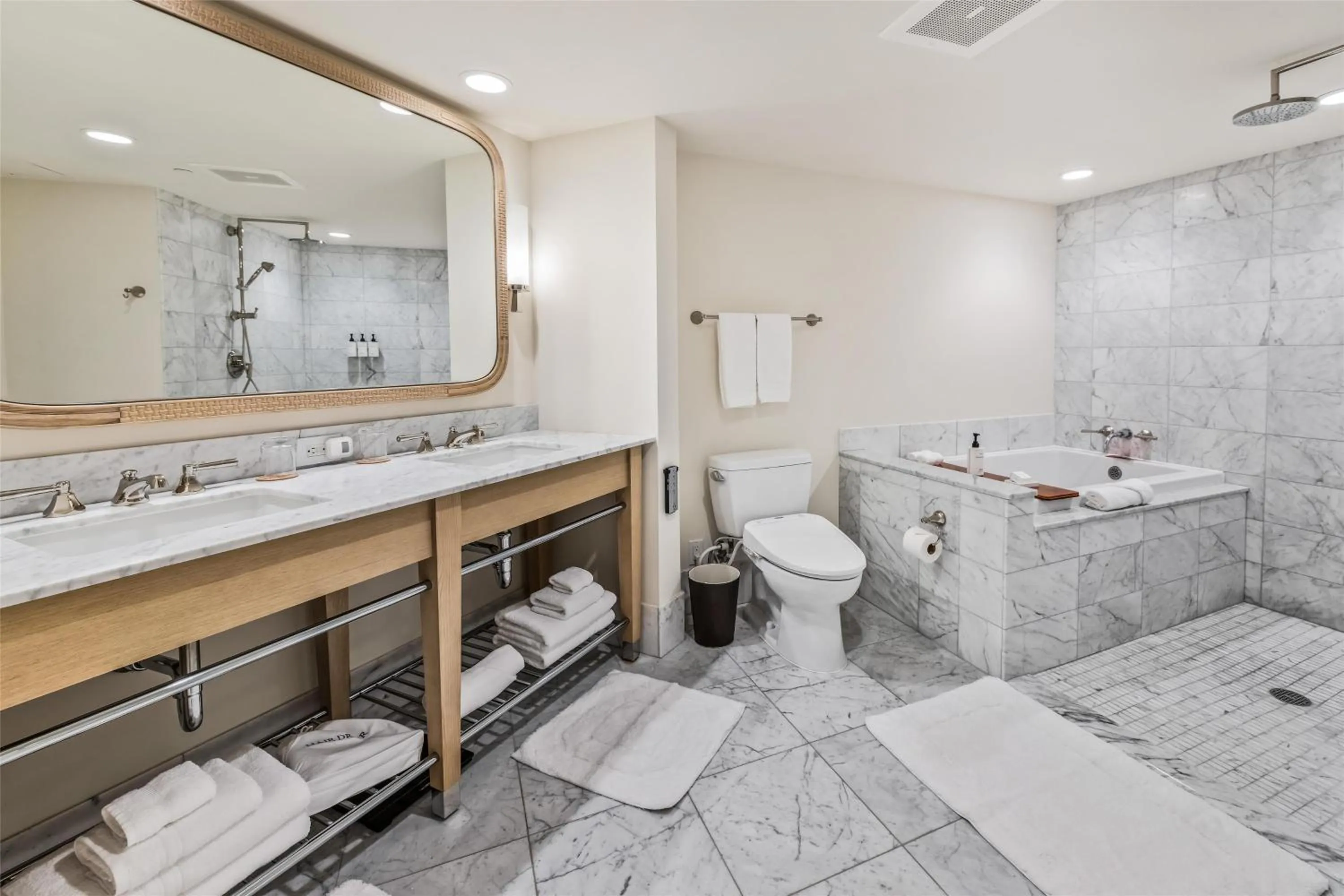 Bathroom in Ka Laʻi Waikiki Beach, LXR Hotels & Resorts