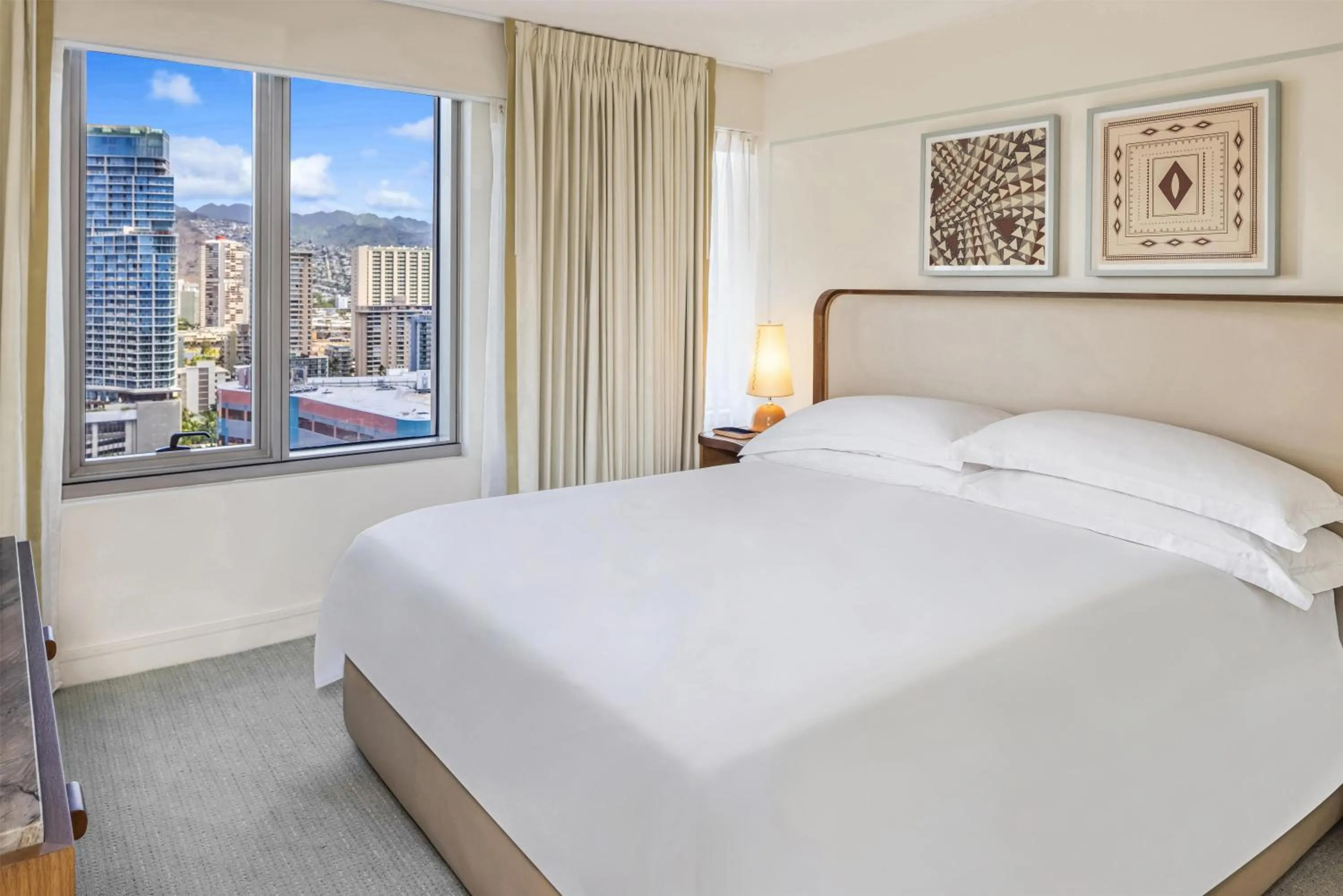 Bed in Ka Laʻi Waikiki Beach, LXR Hotels & Resorts