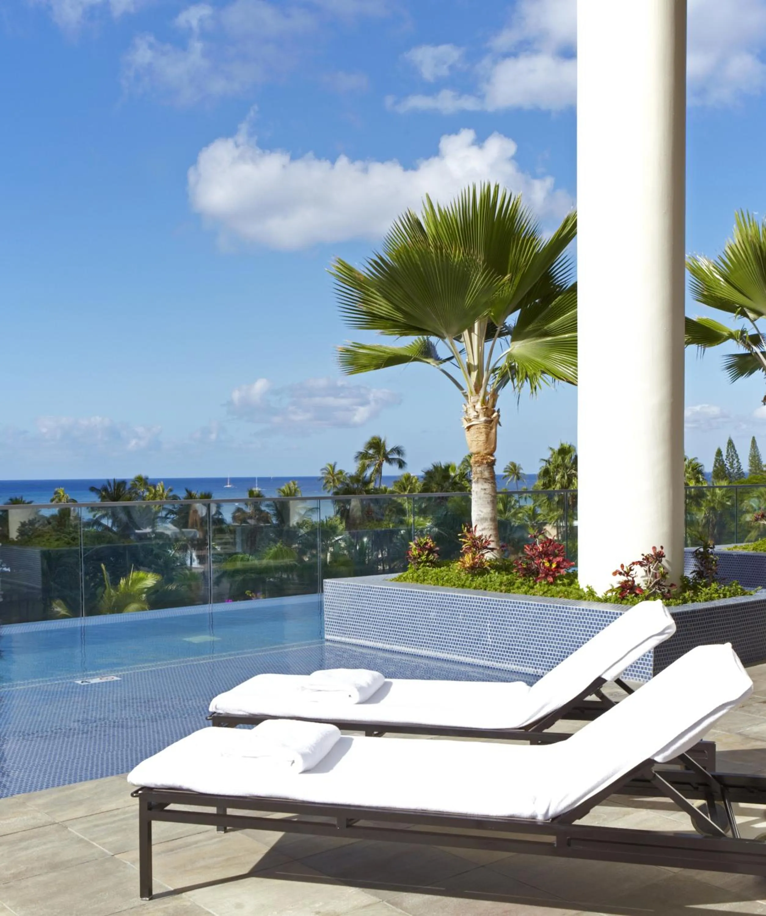 Swimming pool in Trump International Hotel Waikiki