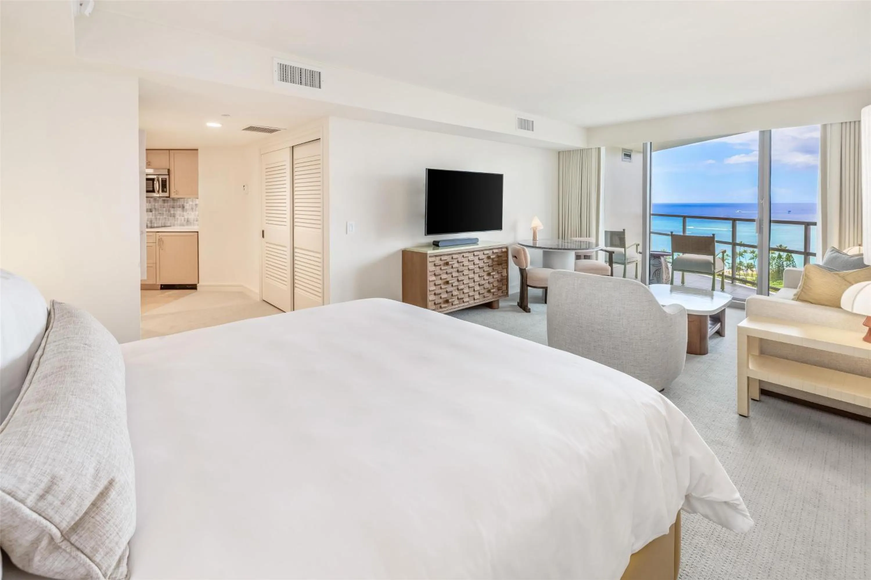 Living room, Bed in Ka Laʻi Waikiki Beach, LXR Hotels & Resorts