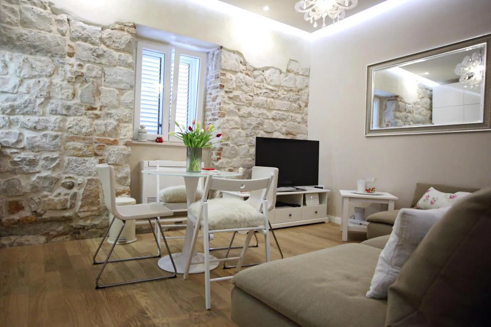 Library in Apartment White Stone - Diocletian Palace