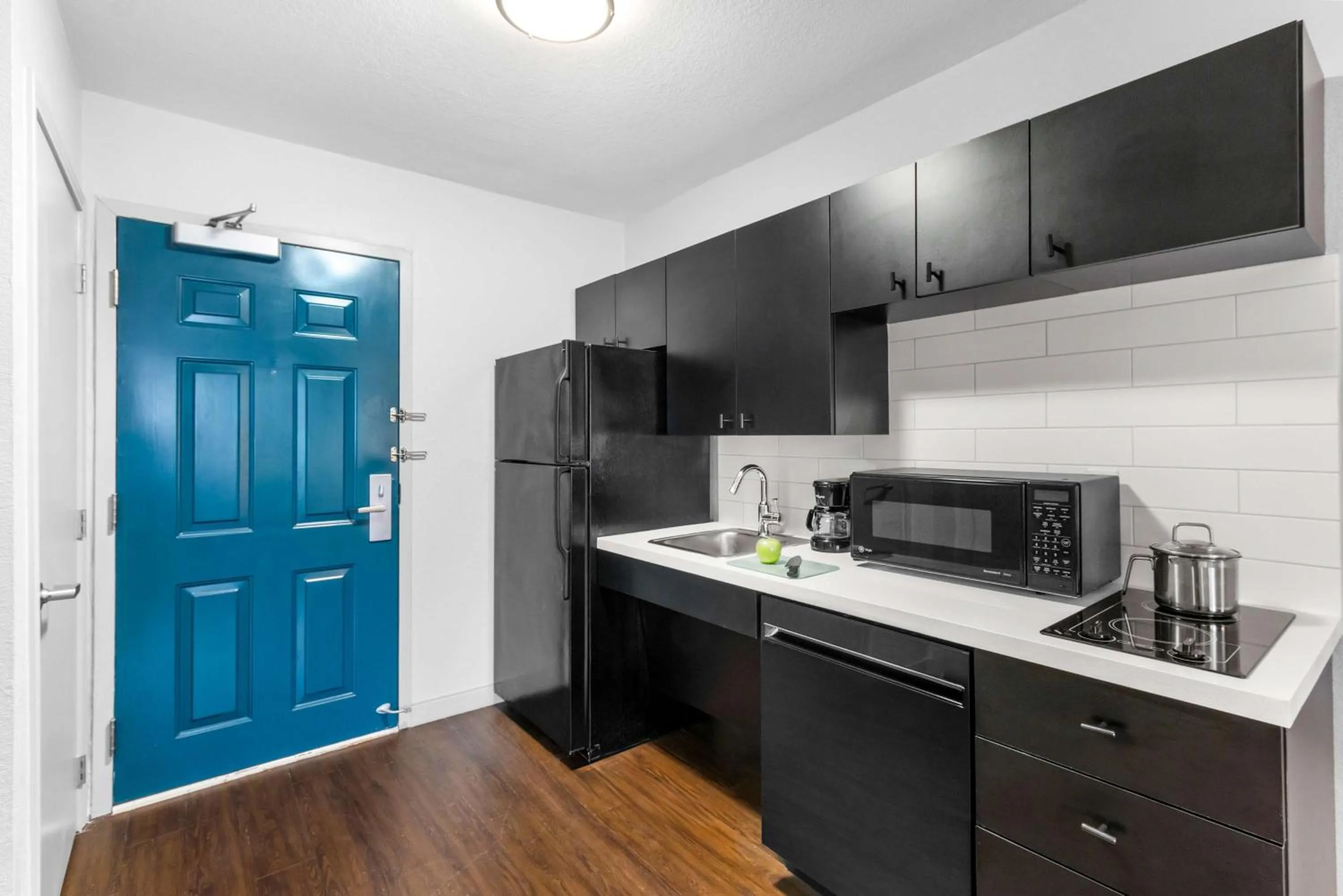 Kitchen or kitchenette in Sonesta Simply Suites Austin South
