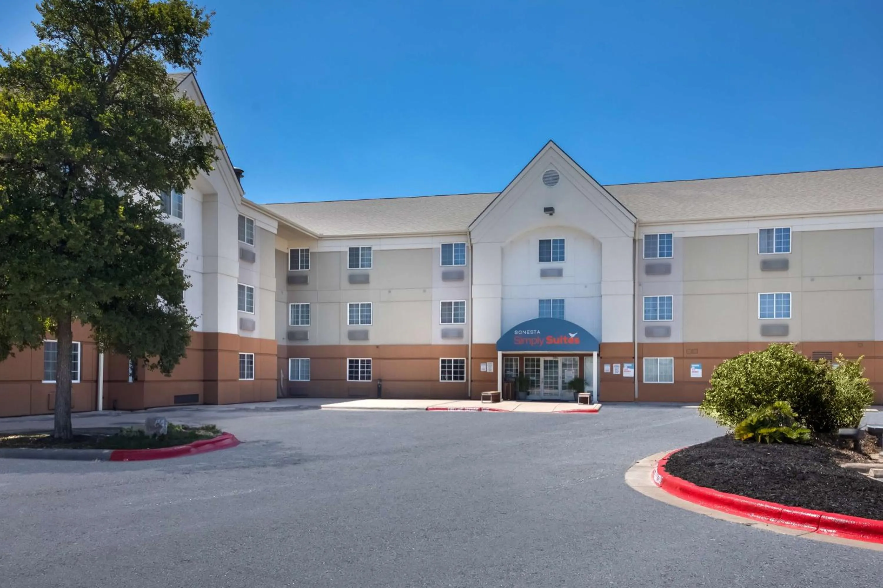 Property building in Sonesta Simply Suites Austin South